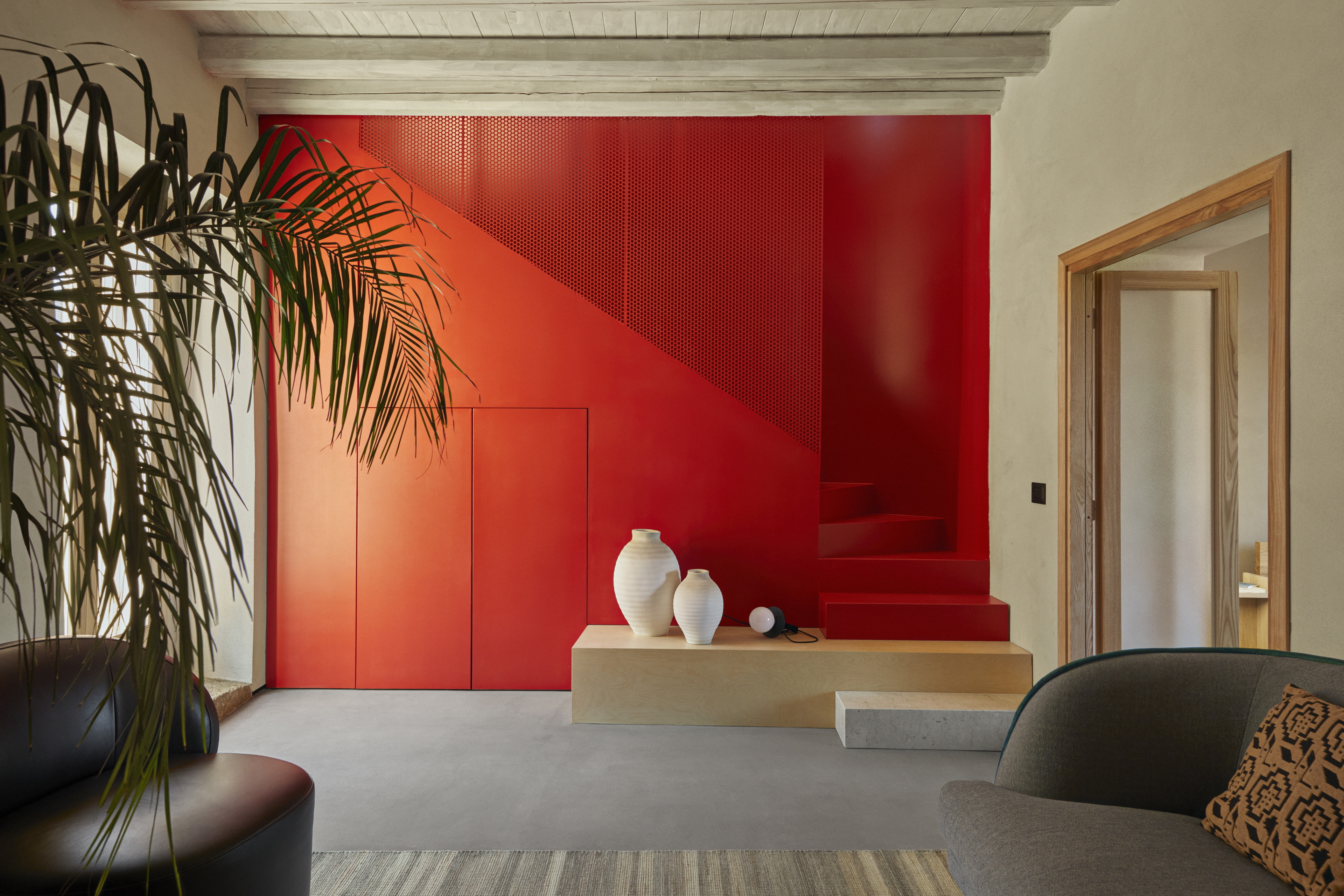 Rivestimento minerale TerraFloor Liscio Sale Grigio di Matteo Brioni sui pavimenti della casa a 1 Euro di Airbnb  a Sambuca di Sicilia, by Studio Didea, foto di Claudia Zalla