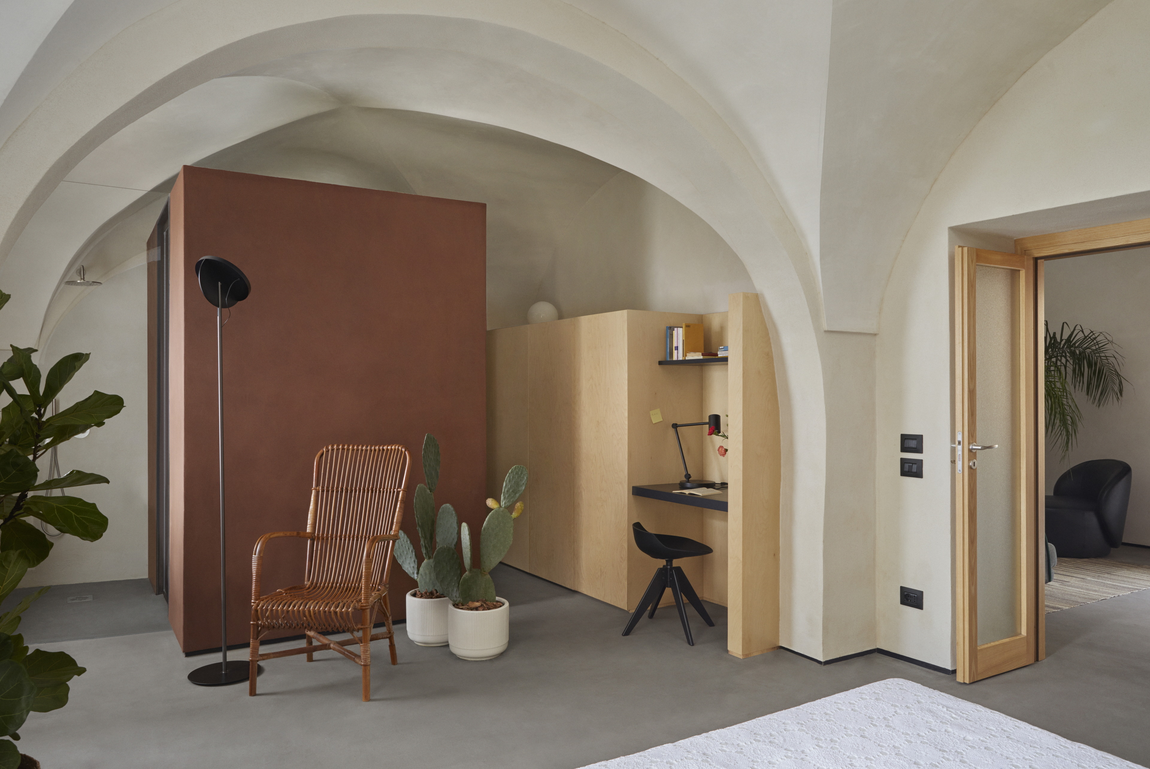 Rivestimento in argilla e resine epossidiche TerraFloor Liscio Sale Grigio di Matteo Brioni a pavimento, intonaco di argilla a grana fine rinforzato con polimeri specifici TerraVista Plus Liscio Cammeo su pareti per la casa a 1 euro di Airbnb a Sambuca di