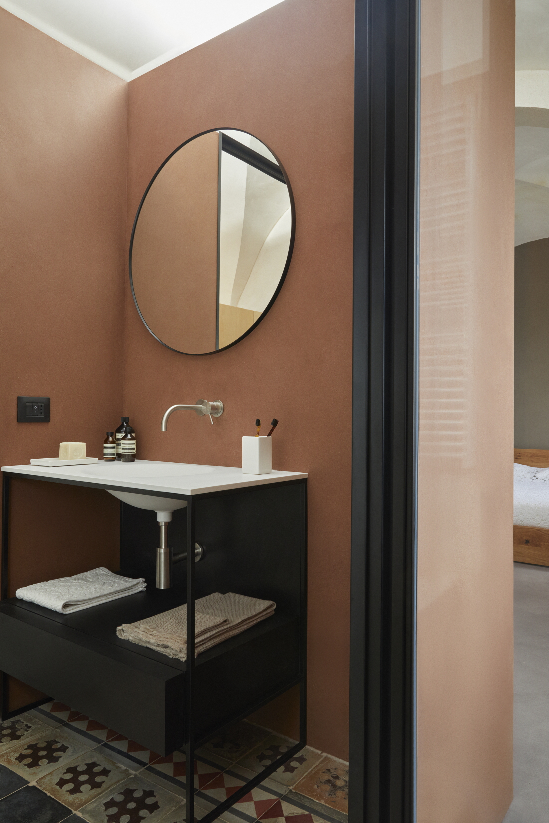 Rivestimento in argilla e resine epossidiche TerraFloor Liscio Sale Grigio di Matteo Brioni a pavimento, intonaco di argilla a grana fine rinforzato con polimeri specifici TerraVista Plus Liscio Cammeo su pareti per la casa a 1 euro di Airbnb a Sambuca di