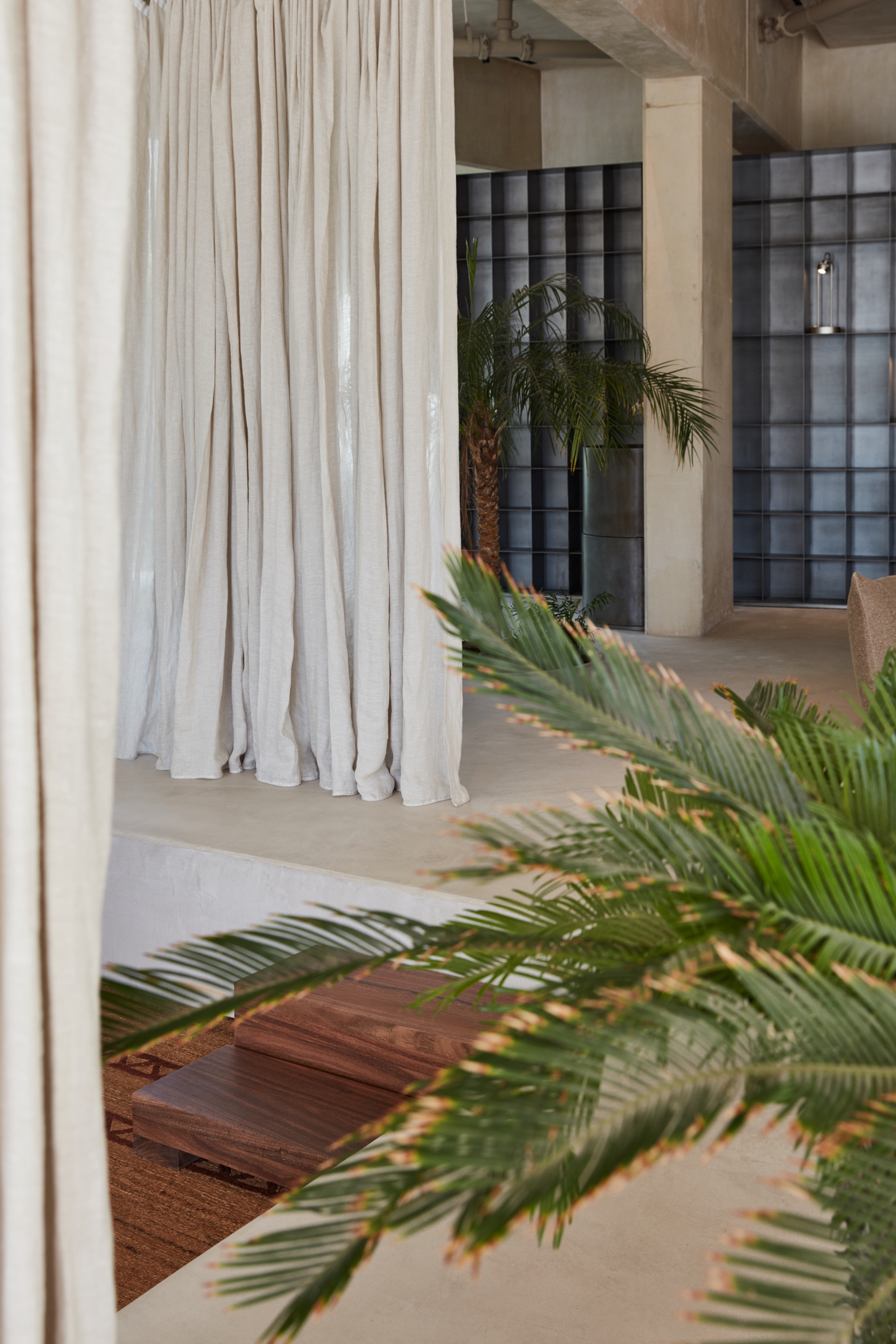 Clay finishing plaster TerraVista Wabi Panna (cream color) applied on walls, columns and ceilings, and Mineral floor finishing TerraTon Floor Structured Panna applied on floors in the Erth restaurant in Abu Dhabi, UAE, by Bone Studio, photo by Oculis Project