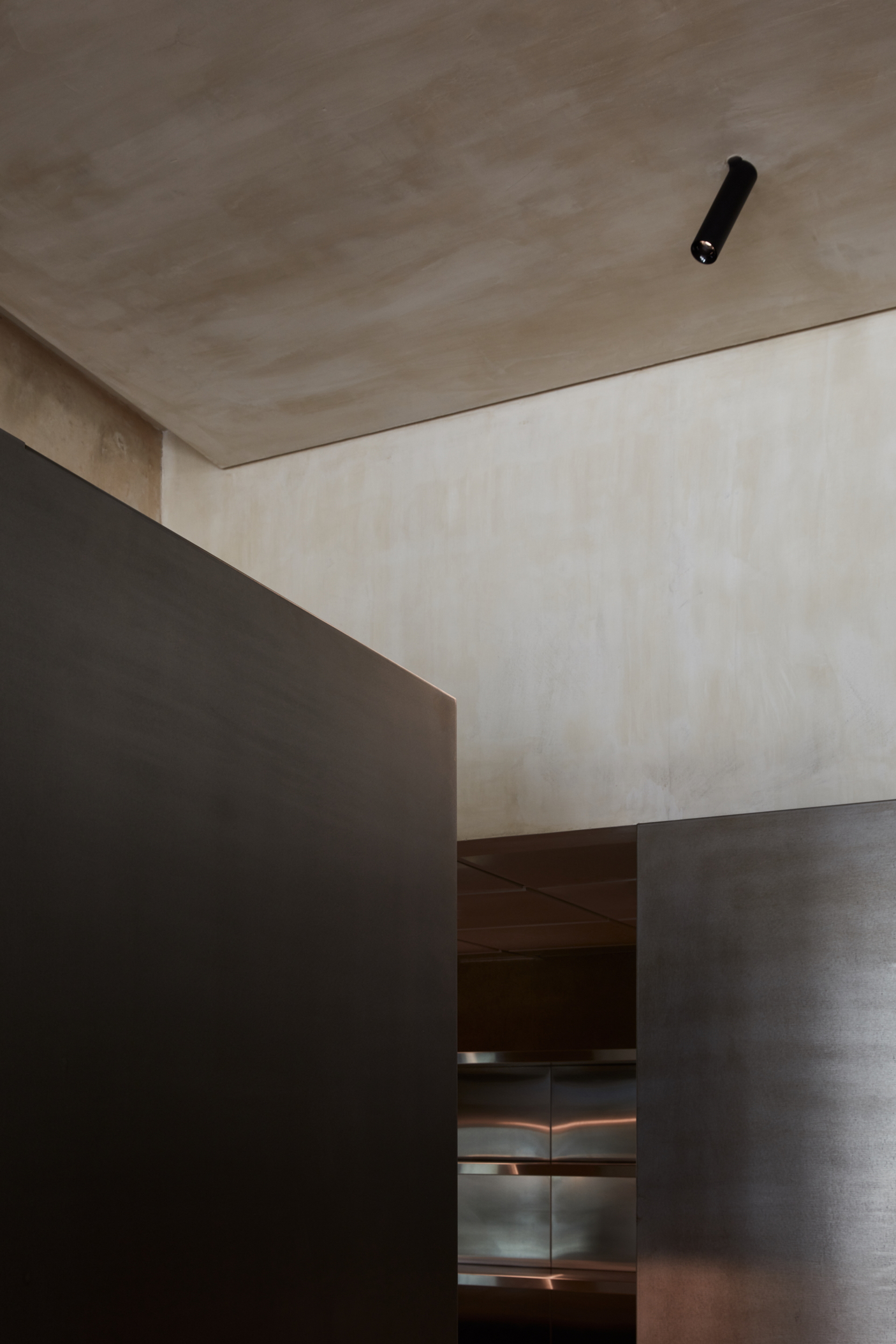 Clay finishing plaster TerraVista Wabi Panna (cream color) applied on walls, columns and ceilings in the Erth restaurant in Abu Dhabi, UAE, by Bone Studio, photo by Oculis Project