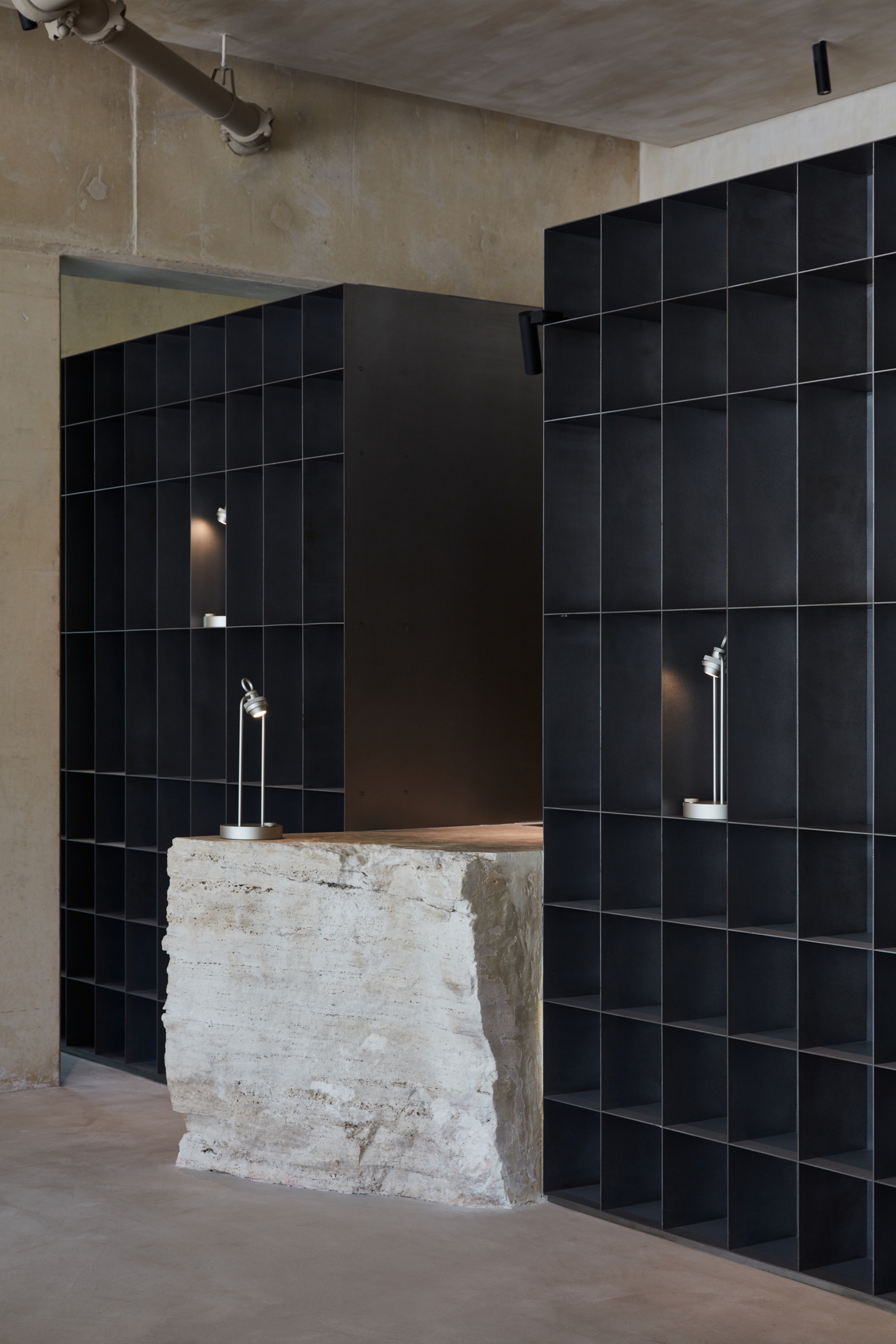 Clay finishing plaster TerraVista Wabi Panna (cream color) applied on walls, columns and ceilings, and Mineral floor finishing TerraTon Floor Structured Panna applied on floors in the Erth restaurant in Abu Dhabi, UAE, by Bone Studio, photo by Oculis Project