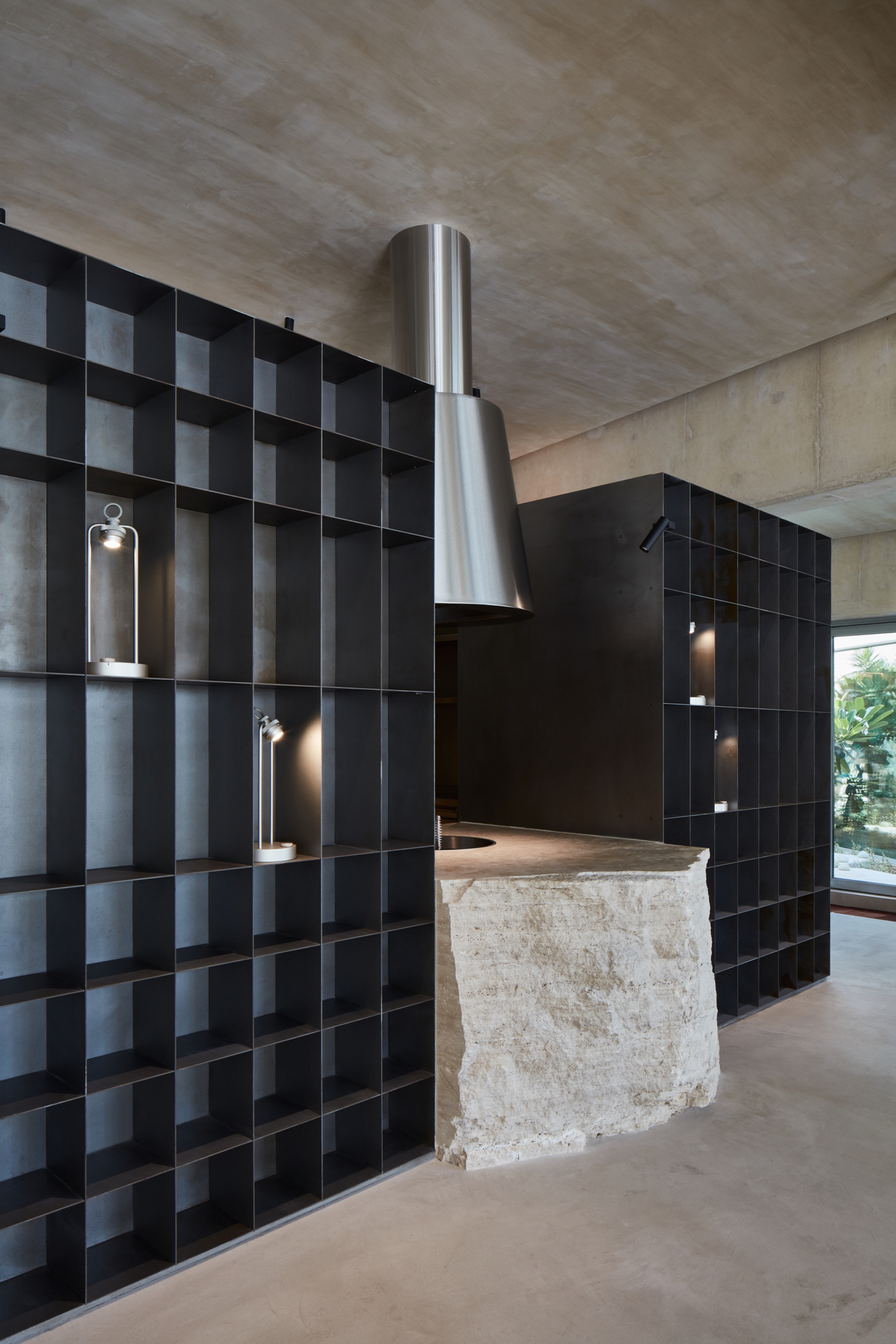 Clay finishing plaster TerraVista Wabi Panna (cream color) applied on walls, columns and ceilings, and Mineral floor finishing TerraTon Floor Structured Panna applied on floors in the Erth restaurant in Abu Dhabi, UAE, by Bone Studio, photo by Oculis Project