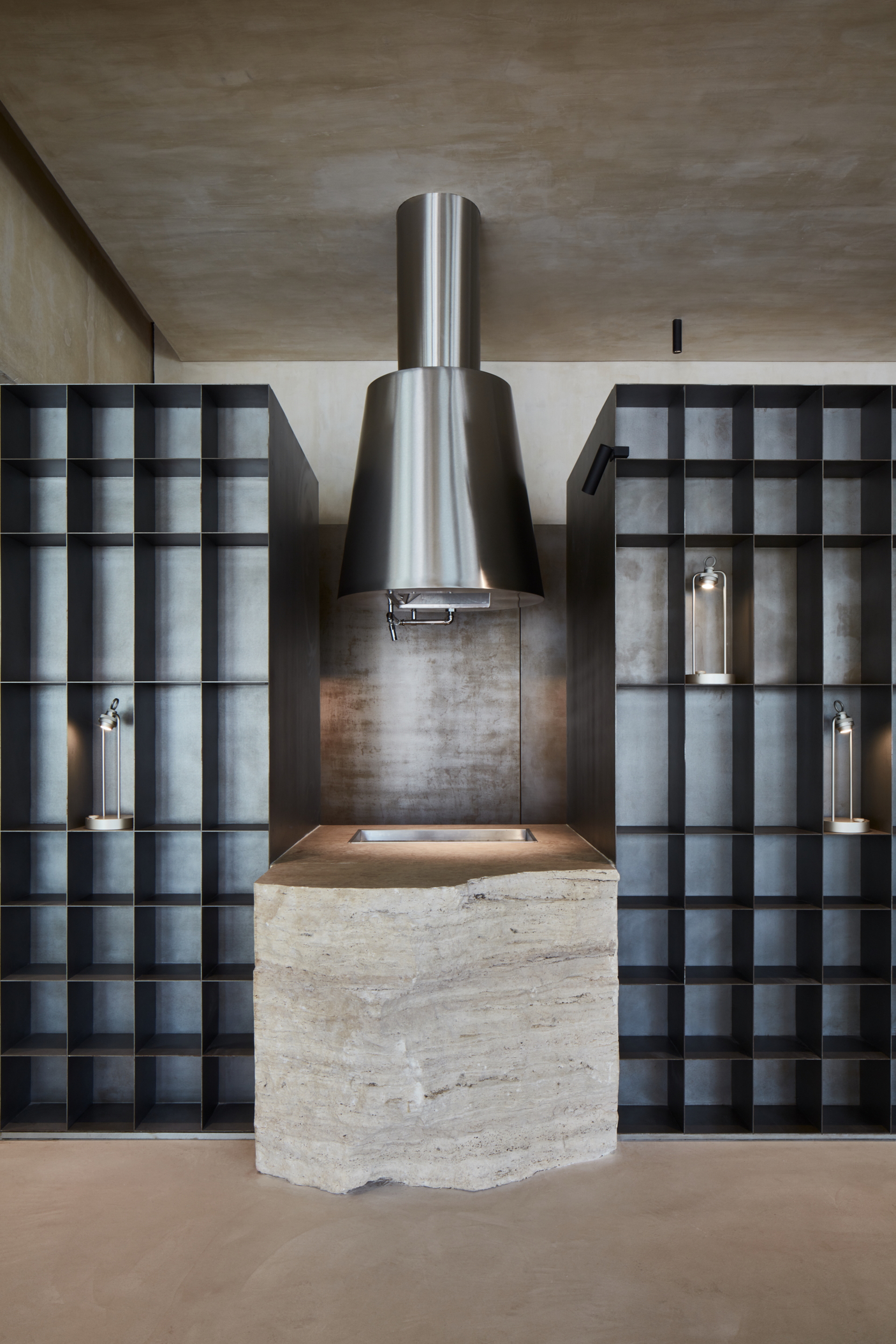 Clay finishing plaster TerraVista Wabi Panna (cream color) applied on walls, columns and ceilings, and Mineral floor finishing TerraTon Floor Structured Panna applied on floors in the Erth restaurant in Abu Dhabi, UAE, by Bone Studio, photo by Oculis Project