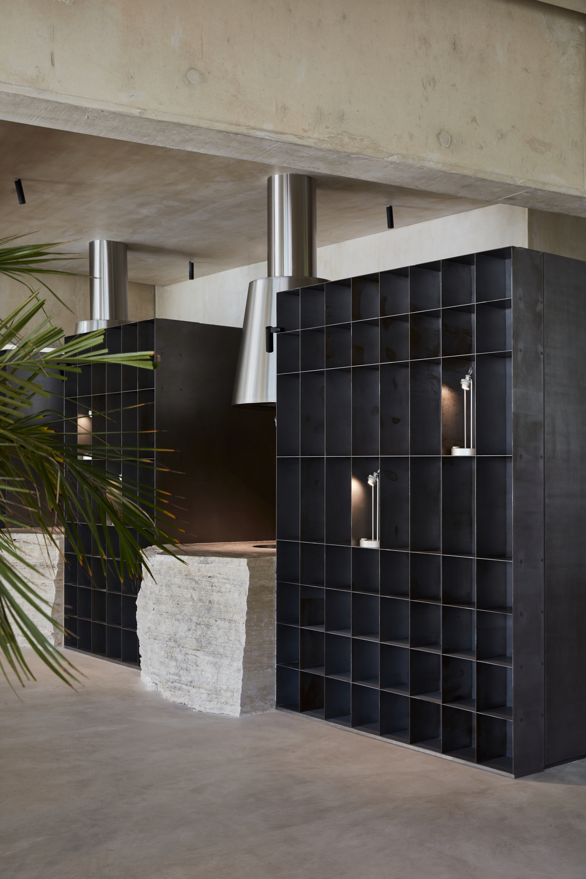 Clay finishing plaster TerraVista Wabi Panna (cream color) applied on walls, columns and ceilings, and Mineral floor finishing TerraTon Floor Structured Panna applied on floors in the Erth restaurant in Abu Dhabi, UAE, by Bone Studio, photo by Oculis Project