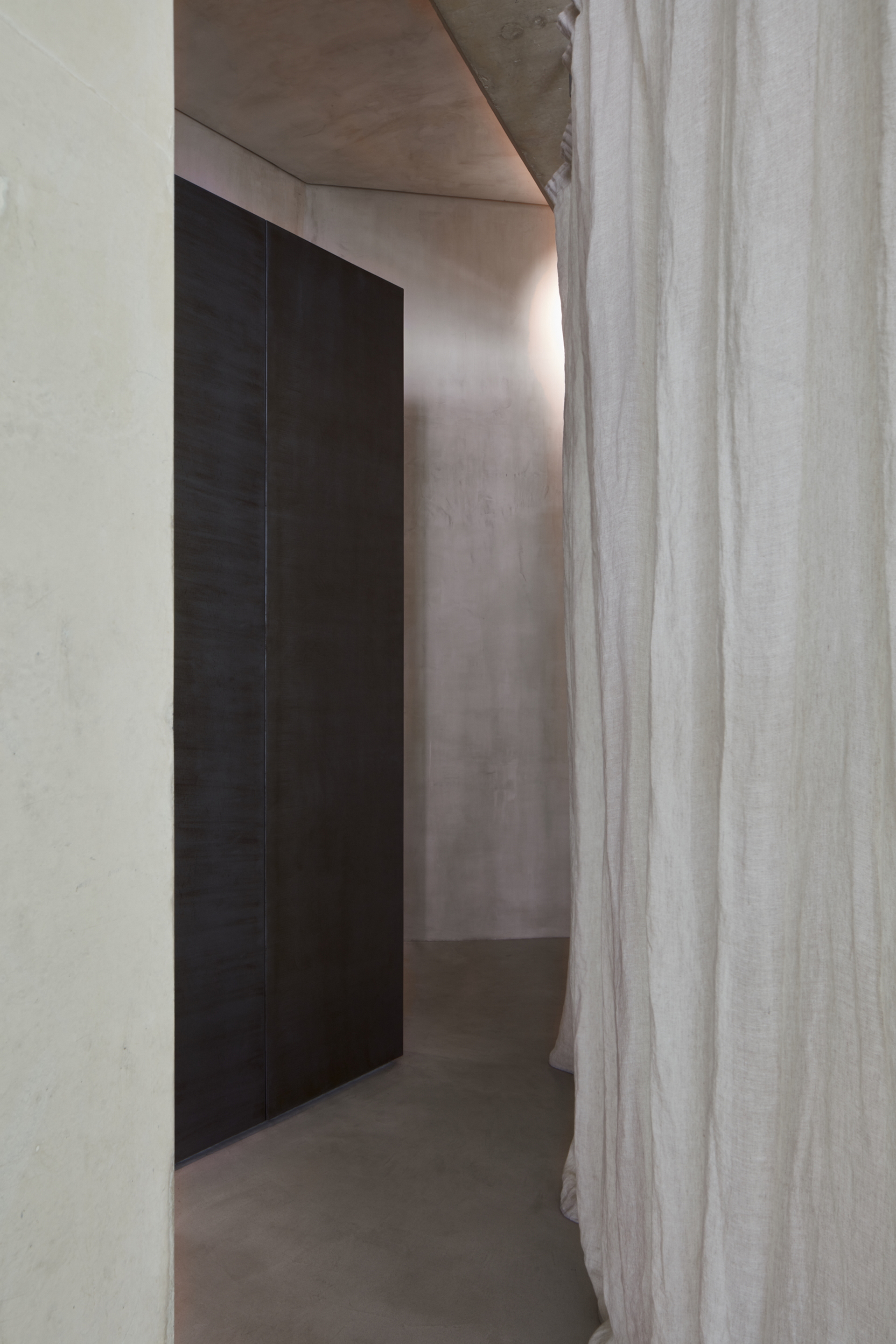 Clay finishing plaster TerraVista Wabi Panna (cream color) applied on walls, columns and ceilings, and Mineral floor finishing TerraTon Floor Structured Panna applied on floors in the Erth restaurant in Abu Dhabi, UAE, by Bone Studio, photo by Oculis Project