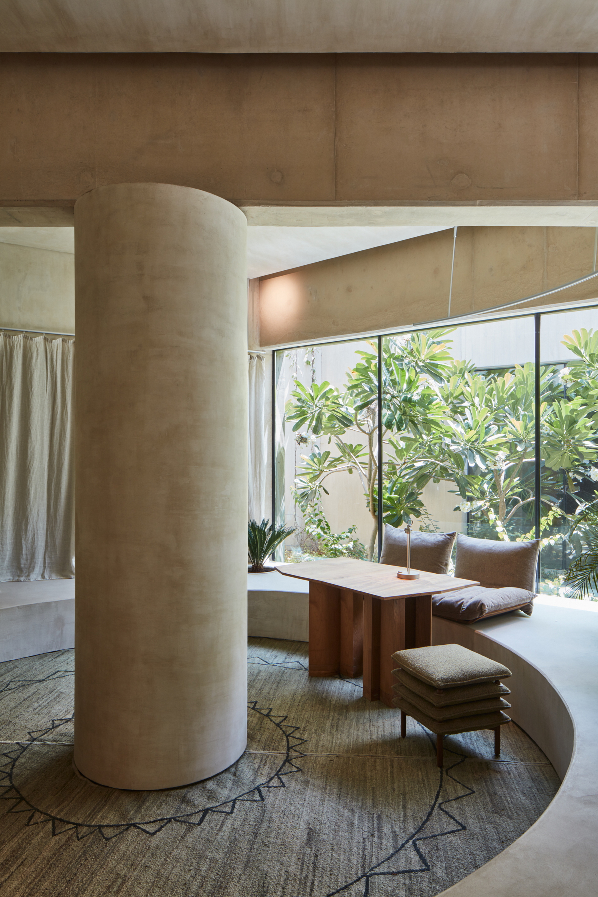 Clay finishing plaster TerraVista Wabi Panna (cream color) applied on walls, columns and ceilings, and Mineral floor finishing TerraTon Floor Structured Panna applied on floors in the Erth restaurant in Abu Dhabi, UAE, by Bone Studio, photo by Oculis Project