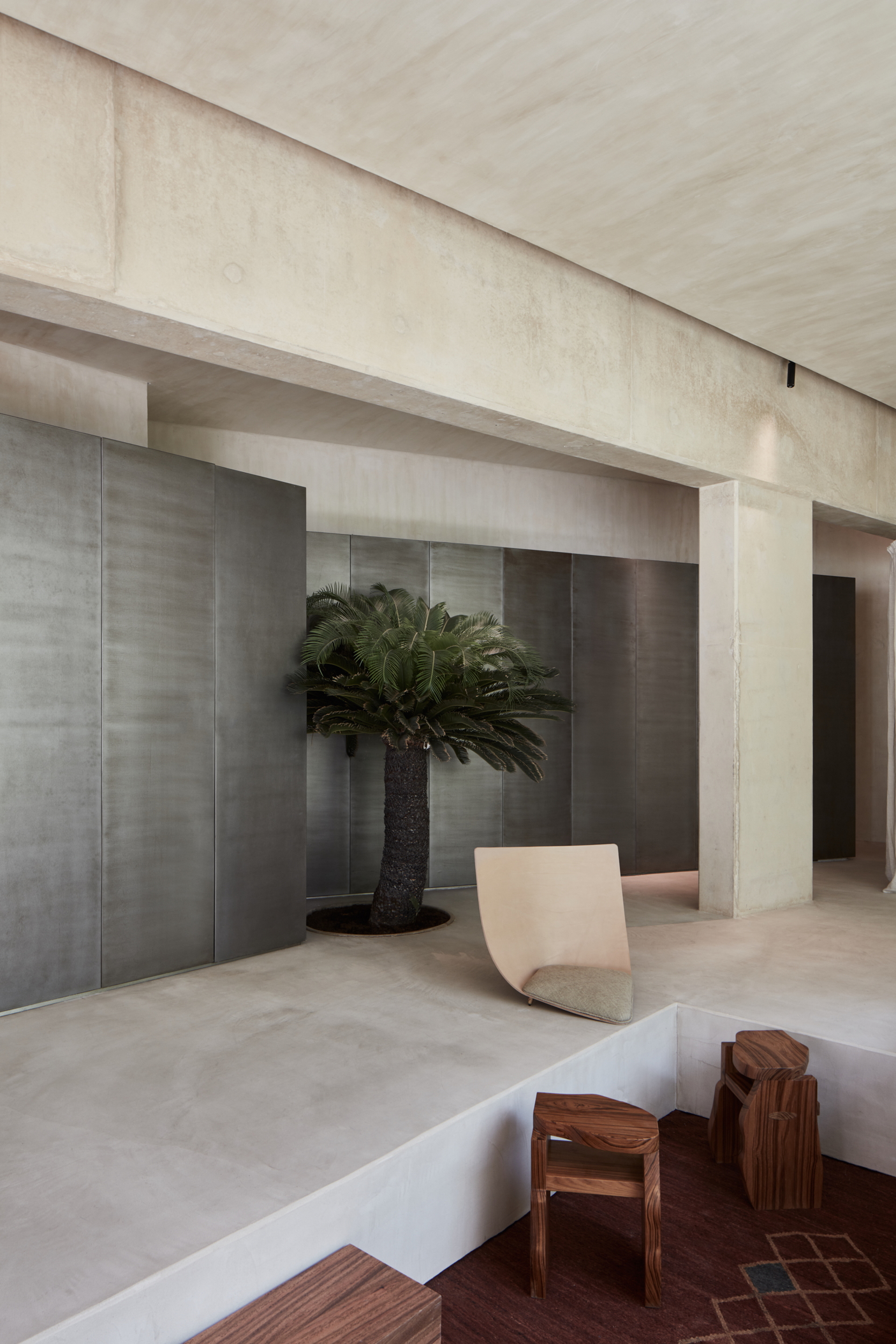 Clay finishing plaster TerraVista Wabi Panna (cream color) applied on walls, columns and ceilings, and Mineral floor finishing TerraTon Floor Structured Panna applied on floors in the Erth restaurant in Abu Dhabi, UAE, by Bone Studio, photo by Oculis Project