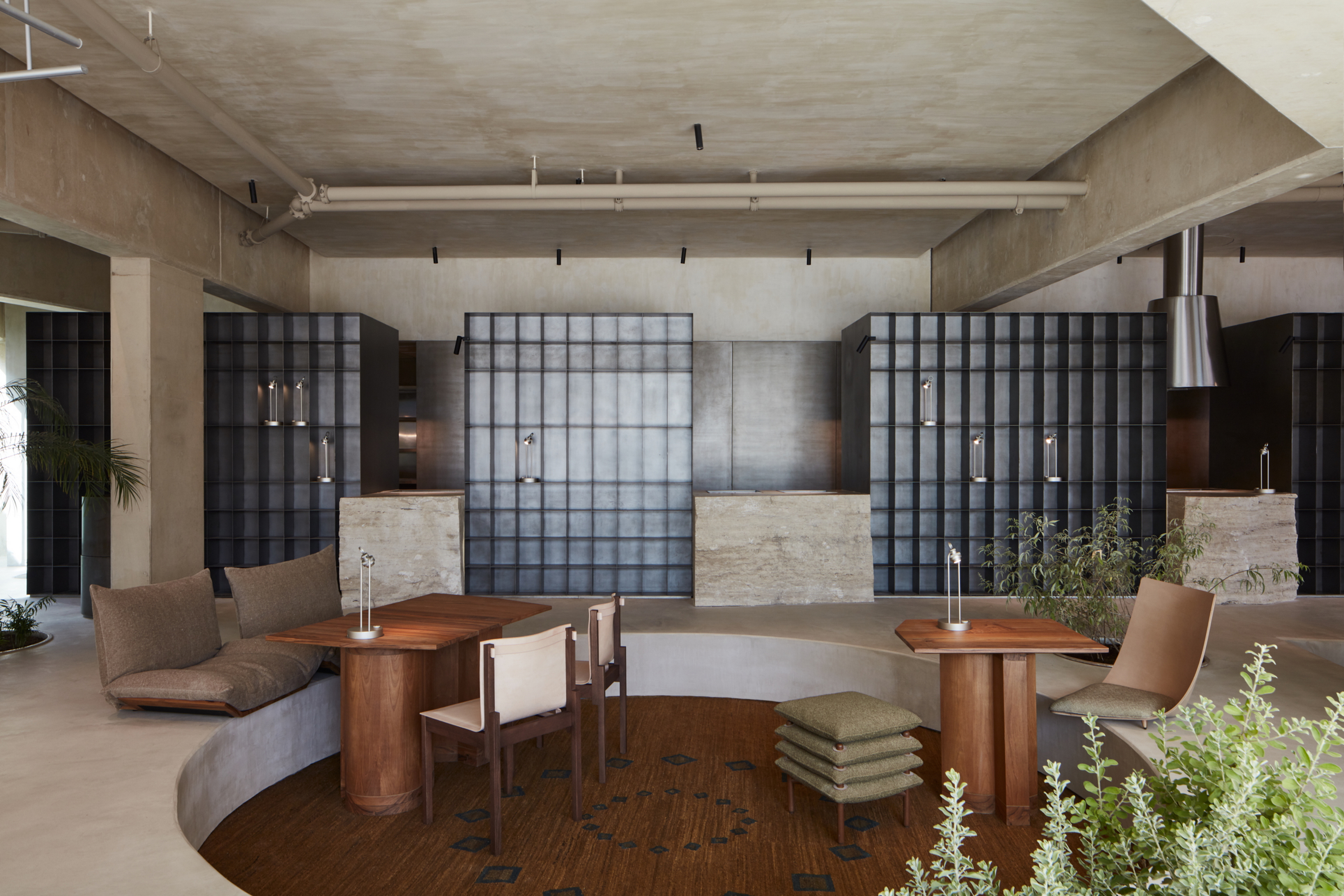 Clay finishing plaster TerraVista Wabi Panna (cream color) applied on walls, columns and ceilings, and Mineral floor finishing TerraTon Floor Structured Panna applied on floors in the Erth restaurant in Abu Dhabi, UAE, by Bone Studio, photo by Oculis Project