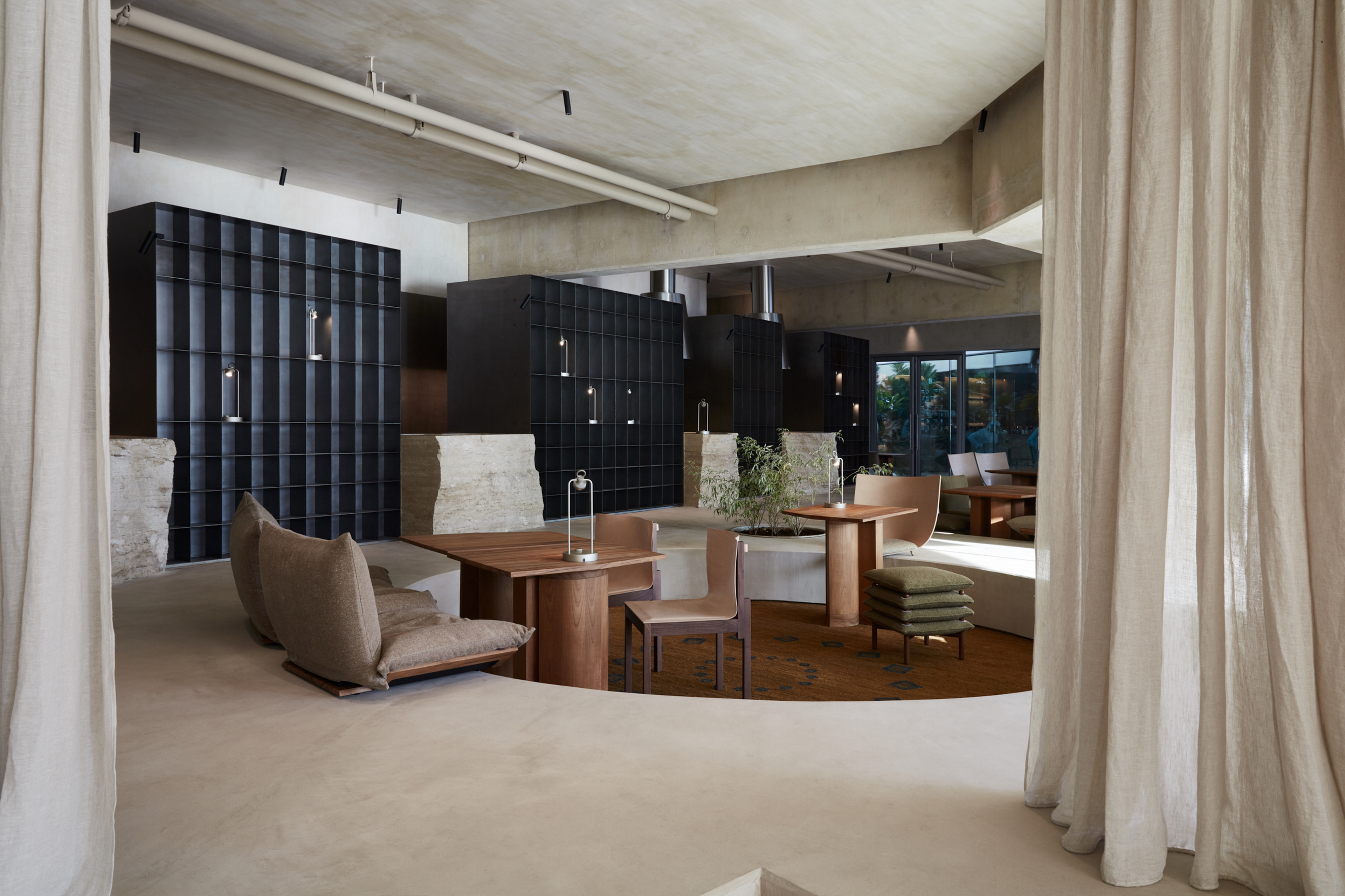 Clay finishing plaster TerraVista Wabi Panna (cream color) applied on walls, columns and ceilings, and Mineral floor finishing TerraTon Floor Structured Panna applied on floors in the Erth restaurant in Abu Dhabi, UAE, by Bone Studio, photo by Oculis Project