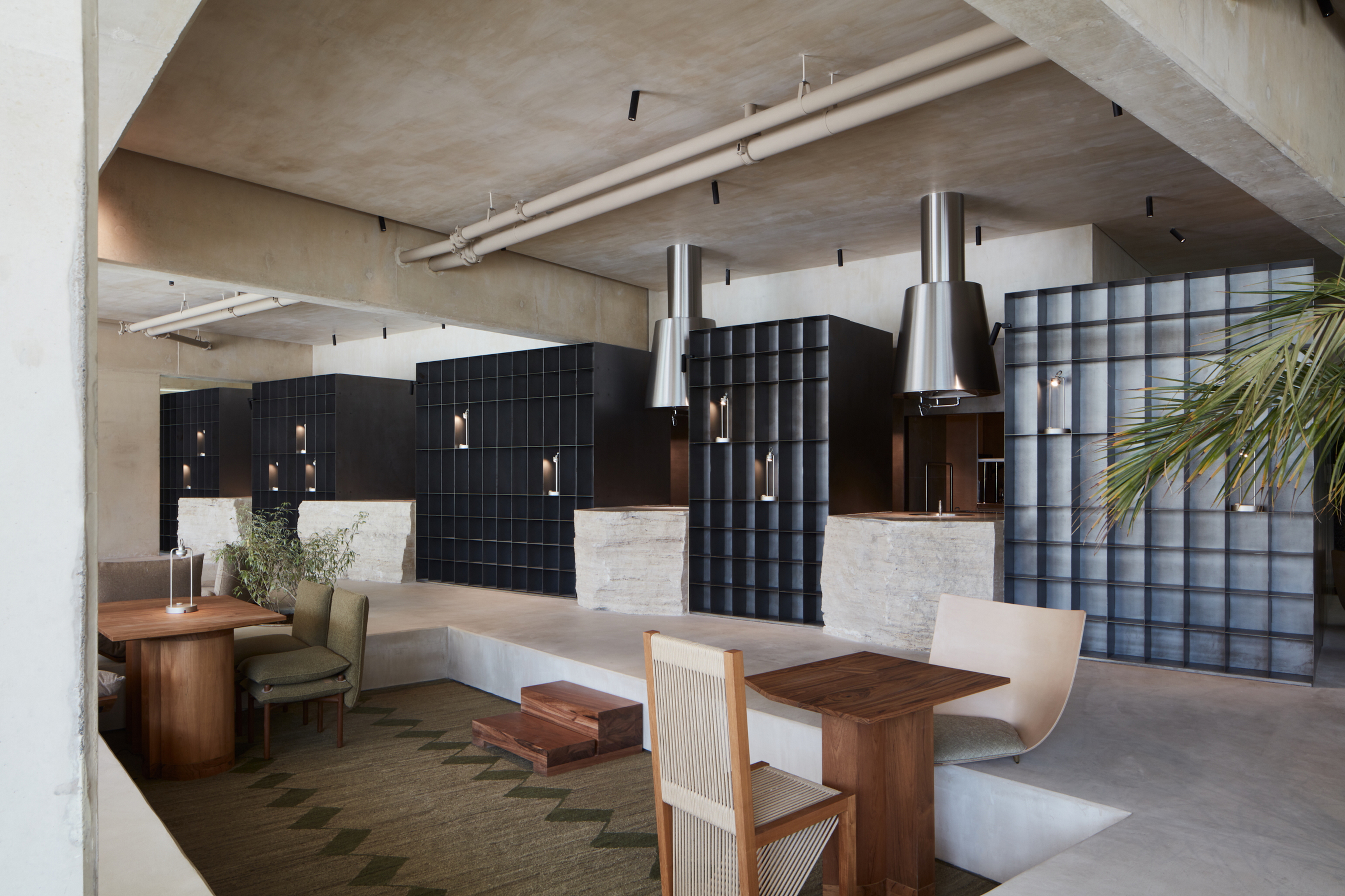 Clay finishing plaster TerraVista Wabi Panna (cream color) applied on walls, columns and ceilings, and Mineral floor finishing TerraTon Floor Structured Panna applied on floors in the Erth restaurant in Abu Dhabi, UAE, by Bone Studio, photo by Oculis Project