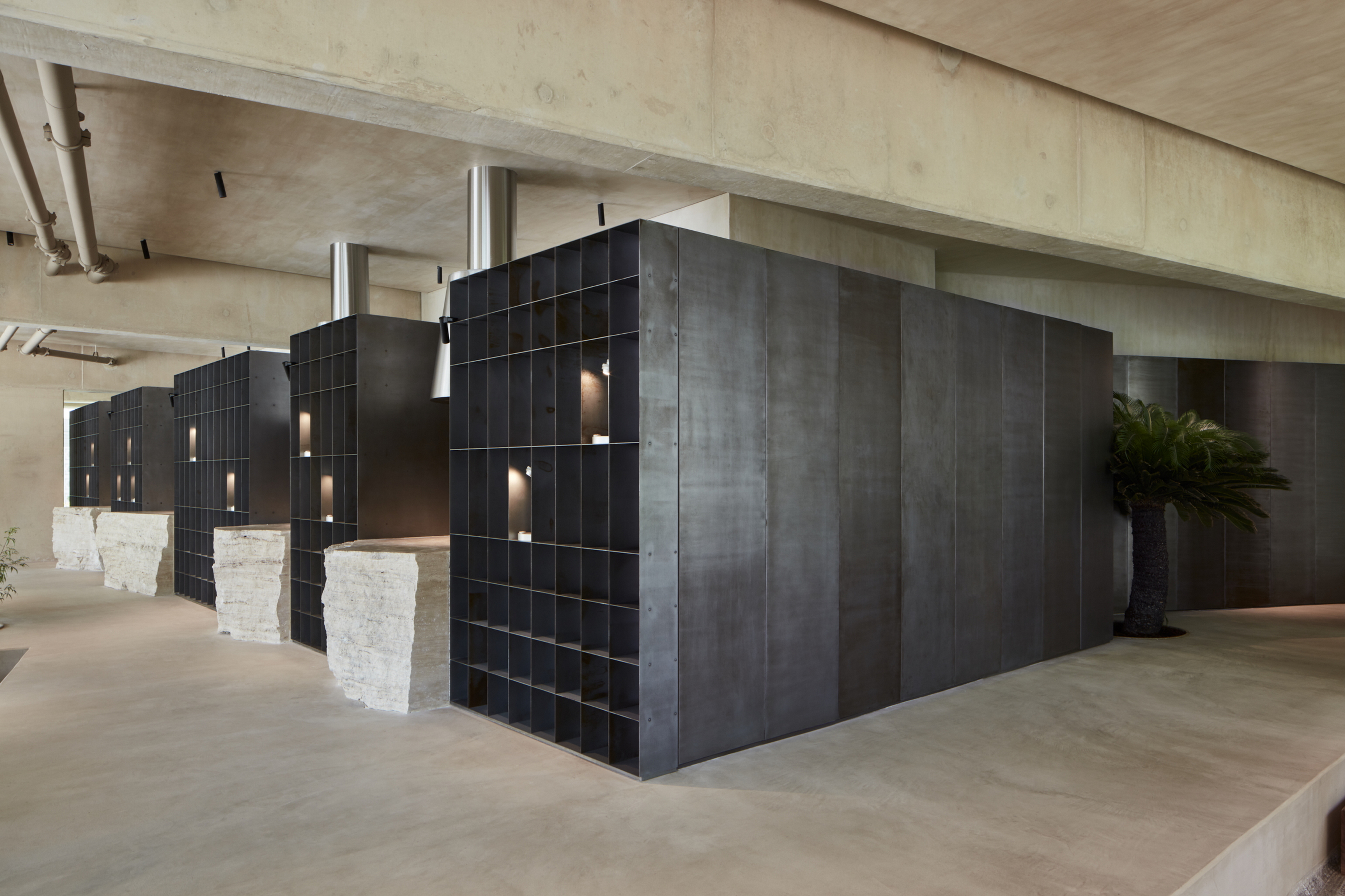 Clay finishing plaster TerraVista Wabi Panna (cream color) applied on walls, columns and ceilings, and Mineral floor finishing TerraTon Floor Structured Panna applied on floors in the Erth restaurant in Abu Dhabi, UAE, by Bone Studio, photo by Oculis Project