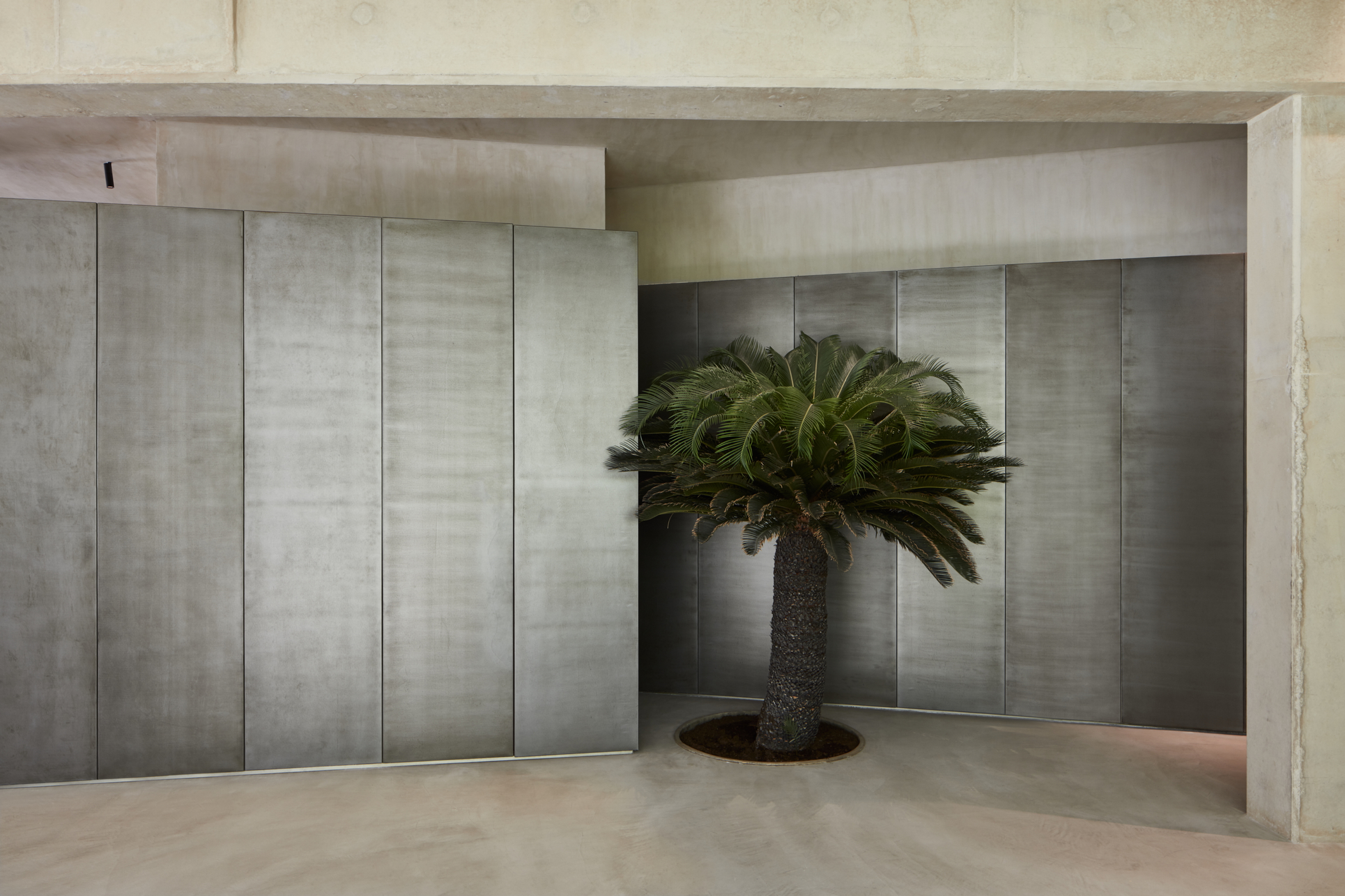 Clay finishing plaster TerraVista Wabi Panna (cream color) applied on walls, columns and ceilings, and Mineral floor finishing TerraTon Floor Structured Panna applied on floors in the Erth restaurant in Abu Dhabi, UAE, by Bone Studio, photo by Oculis Project