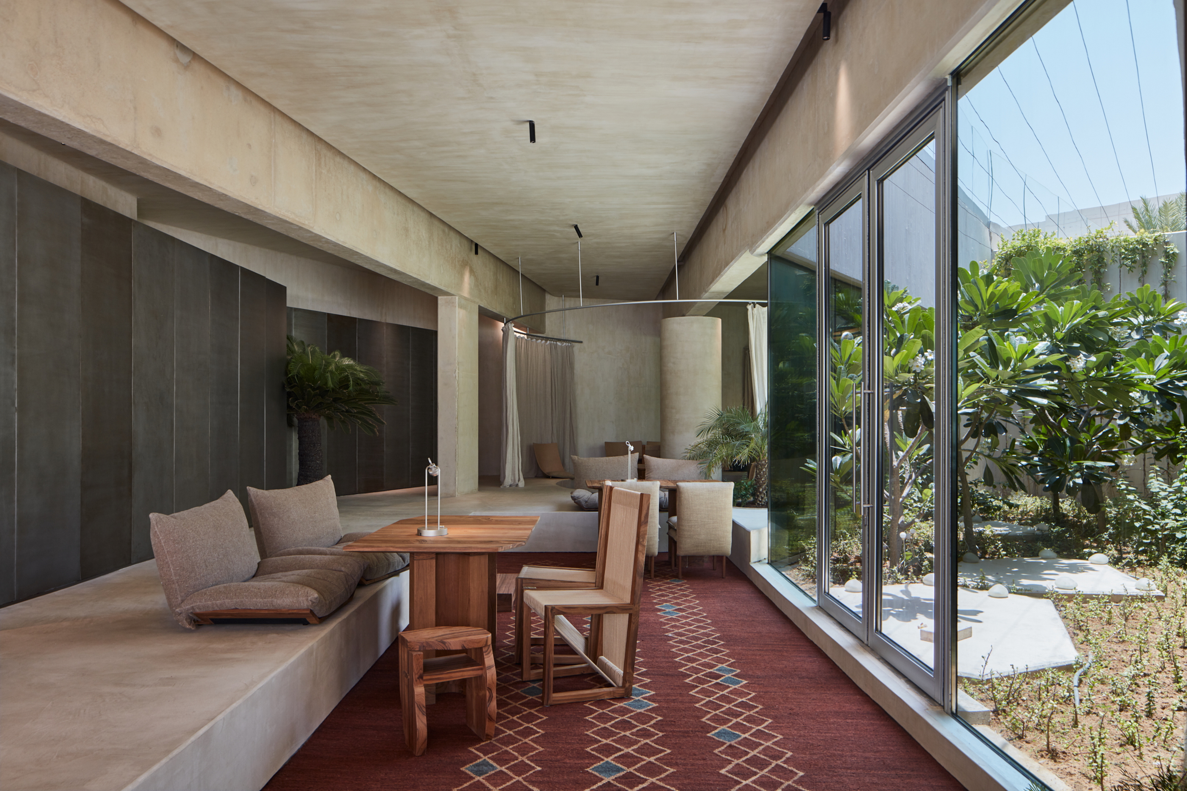 Clay finishing plaster TerraVista Wabi Panna (cream color) applied on walls, columns and ceilings, and Mineral floor finishing TerraTon Floor Structured Panna applied on floors in the Erth restaurant in Abu Dhabi, UAE, by Bone Studio, photo by Oculis Project