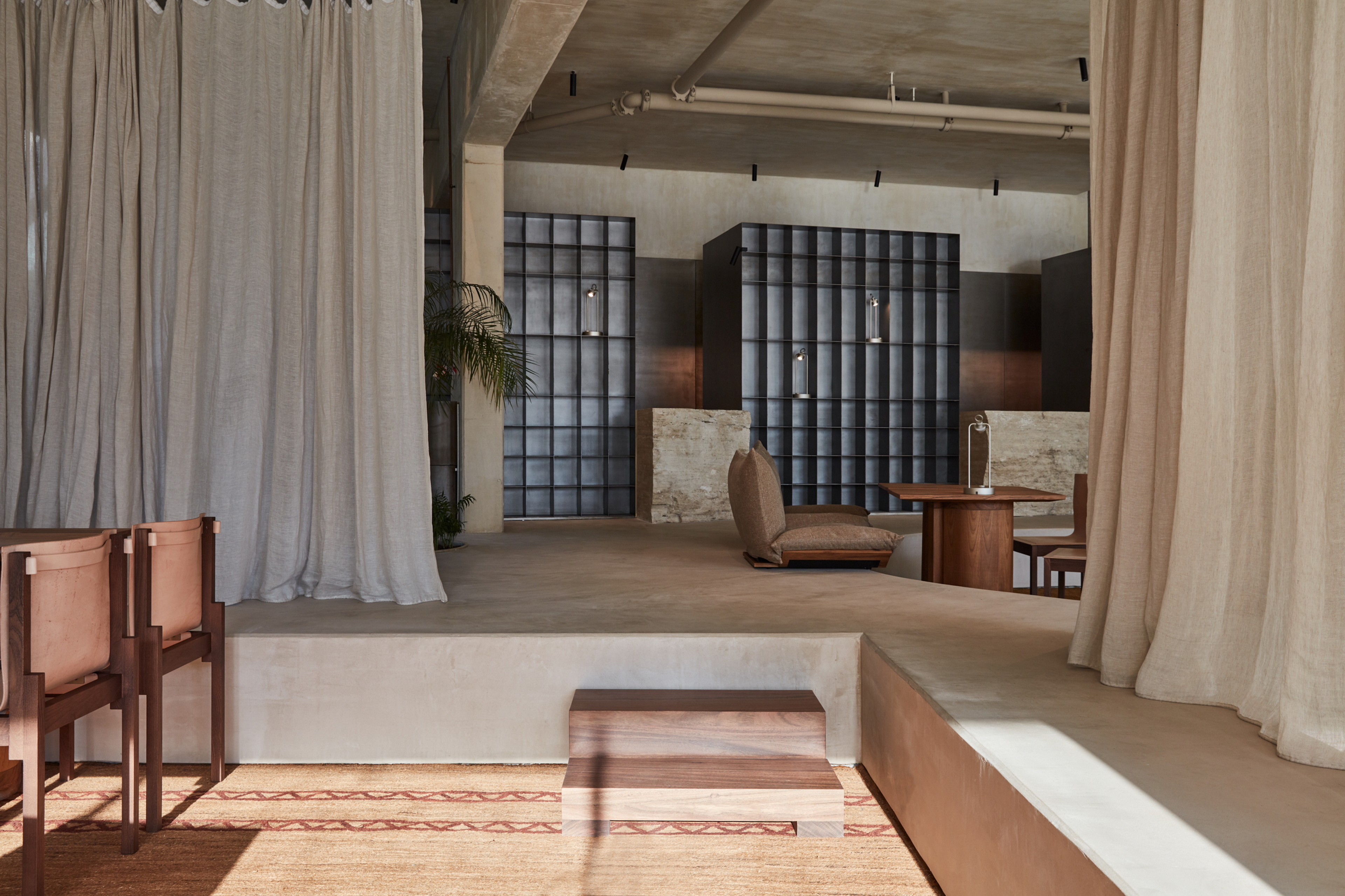 Clay finishing plaster TerraVista Wabi Panna (cream color) applied on walls, columns and ceilings, and Mineral floor finishing TerraTon Floor Structured Panna applied on floors in the Erth restaurant in Abu Dhabi, UAE, by Bone Studio, photo by Oculis Project