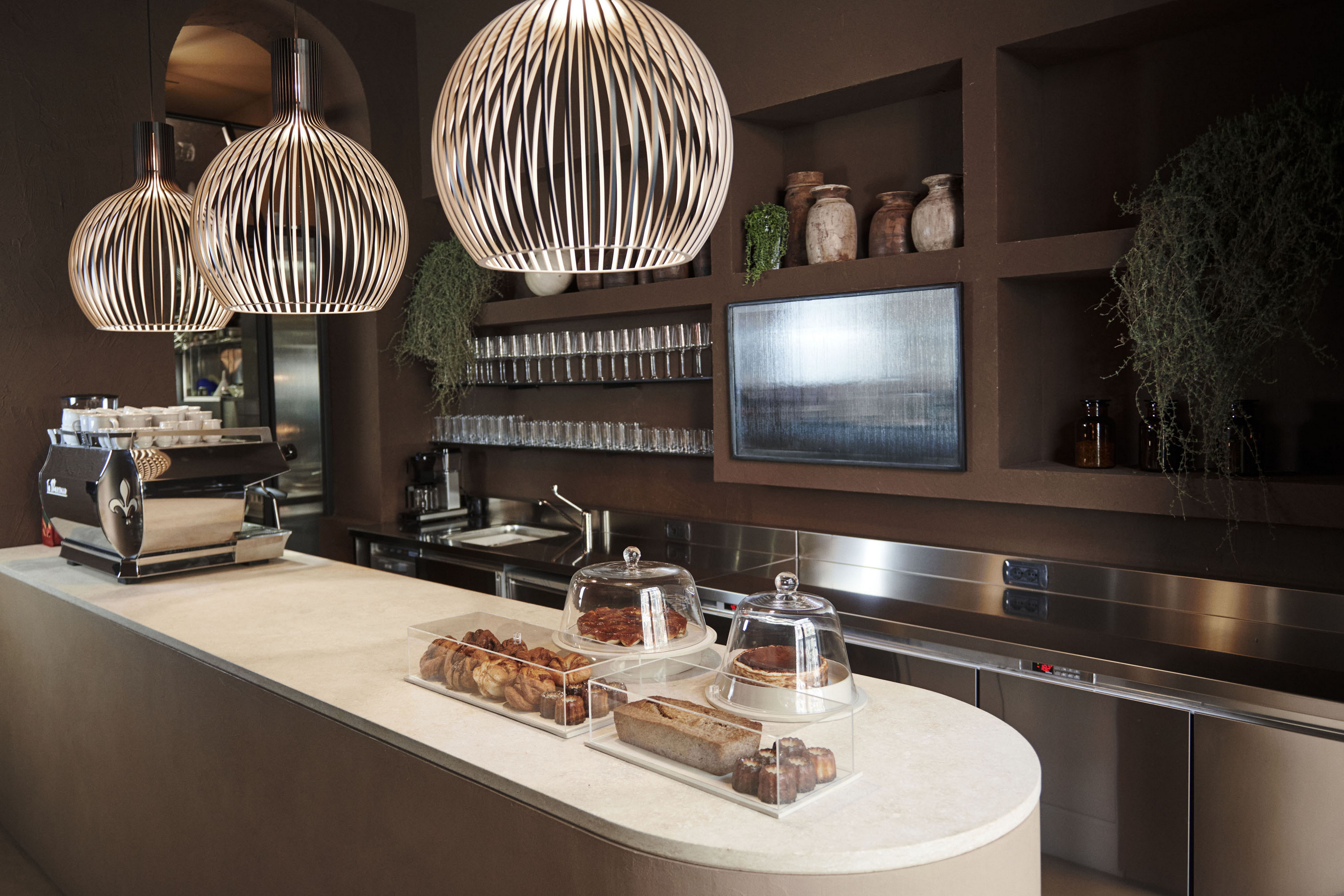 Reinforced coarse grained clay plaster MultiTerra Plus Structured Cacao color  for the interior surfaces of Serra Di Quartiere cafe in Milan. Project by Massimo Garavaglia, photo by Stella Bortoli