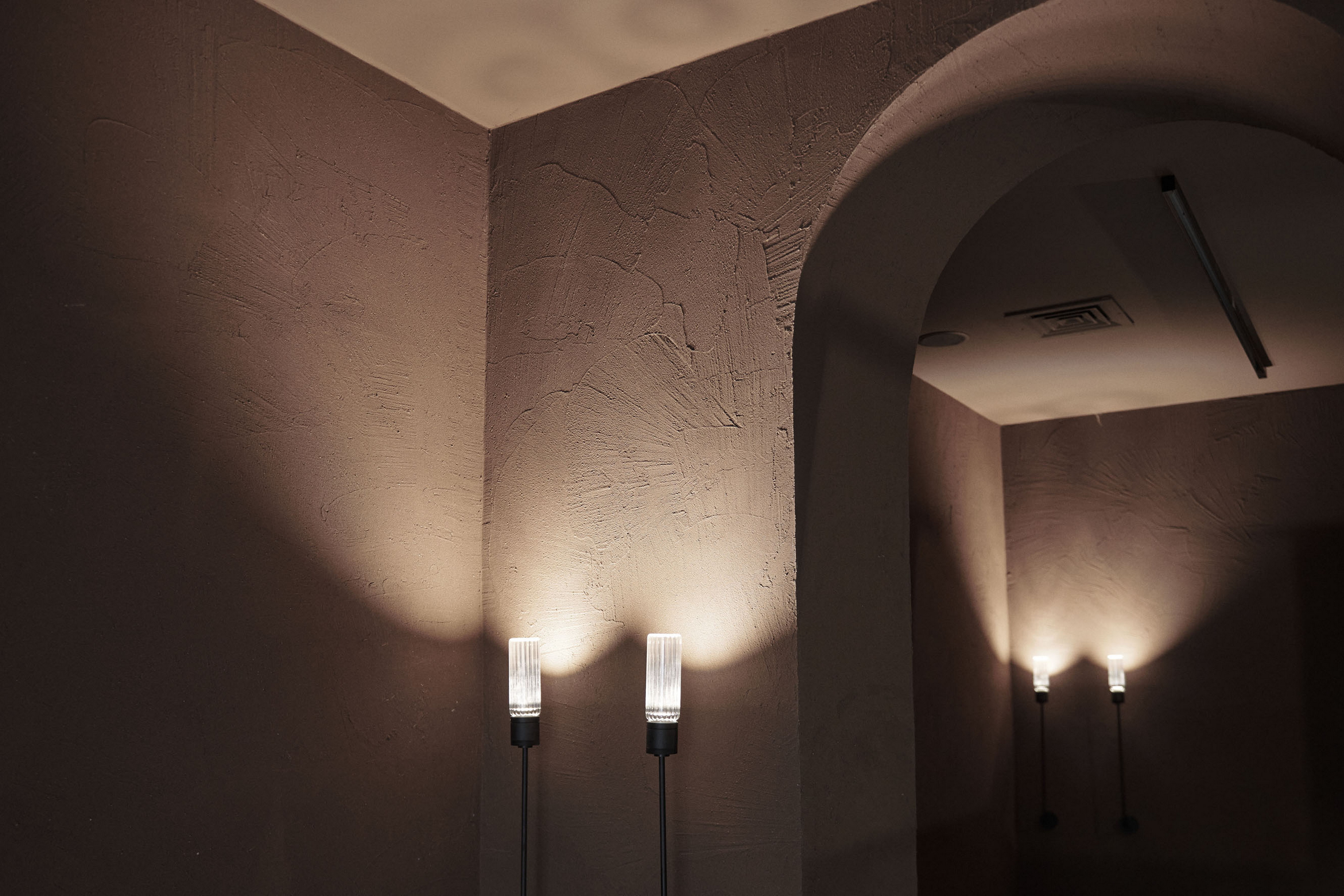 Reinforced coarse grained clay plaster MultiTerra Plus Structured Cacao color  for the interior surfaces of Serra Di Quartiere cafe in Milan. Project by Massimo Garavaglia, photo by Stella Bortoli