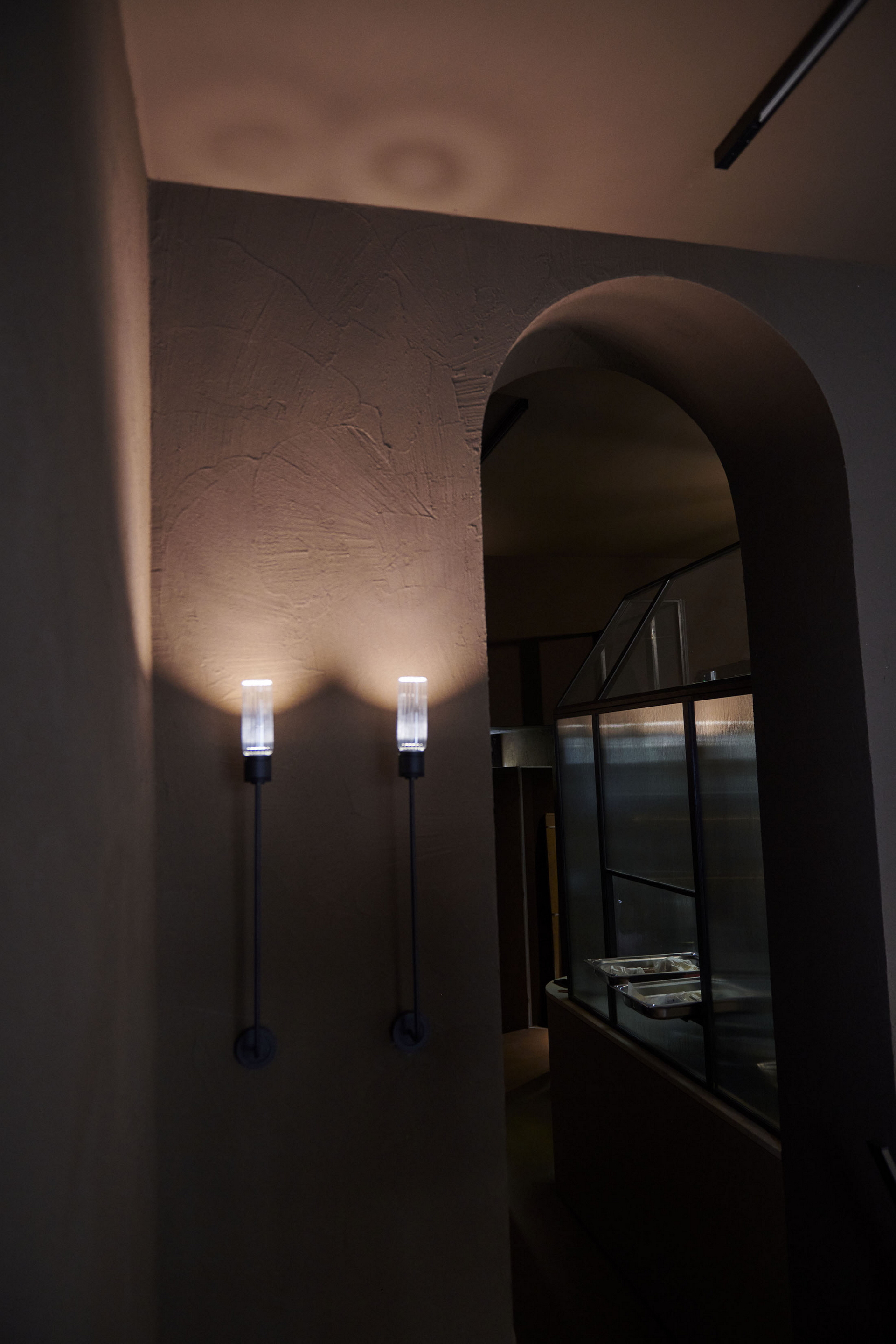 Reinforced coarse grained clay plaster MultiTerra Plus Structured Cacao color  for the interior surfaces of Serra Di Quartiere cafe in Milan. Project by Massimo Garavaglia, photo by Stella Bortoli