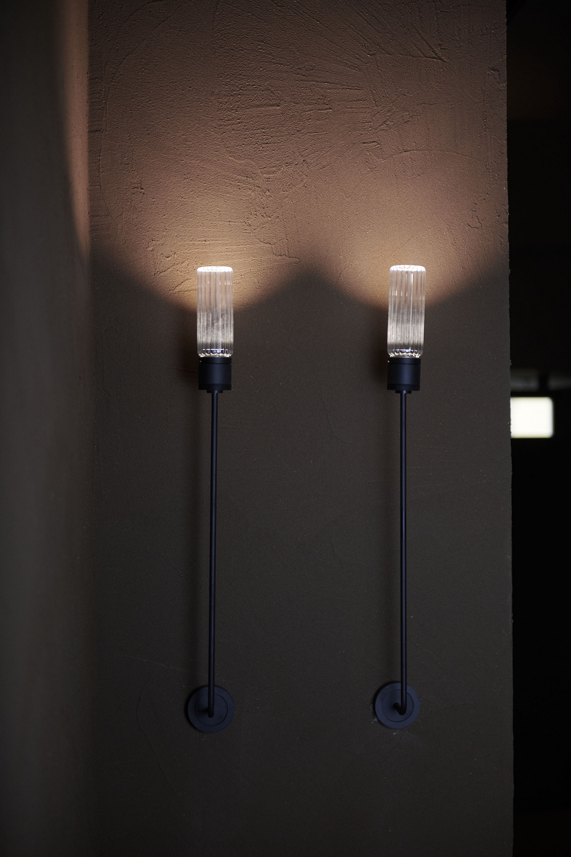Reinforced coarse grained clay plaster MultiTerra Plus Structured Cacao color  for the interior surfaces of Serra Di Quartiere cafe in Milan. Project by Massimo Garavaglia, photo by Stella Bortoli