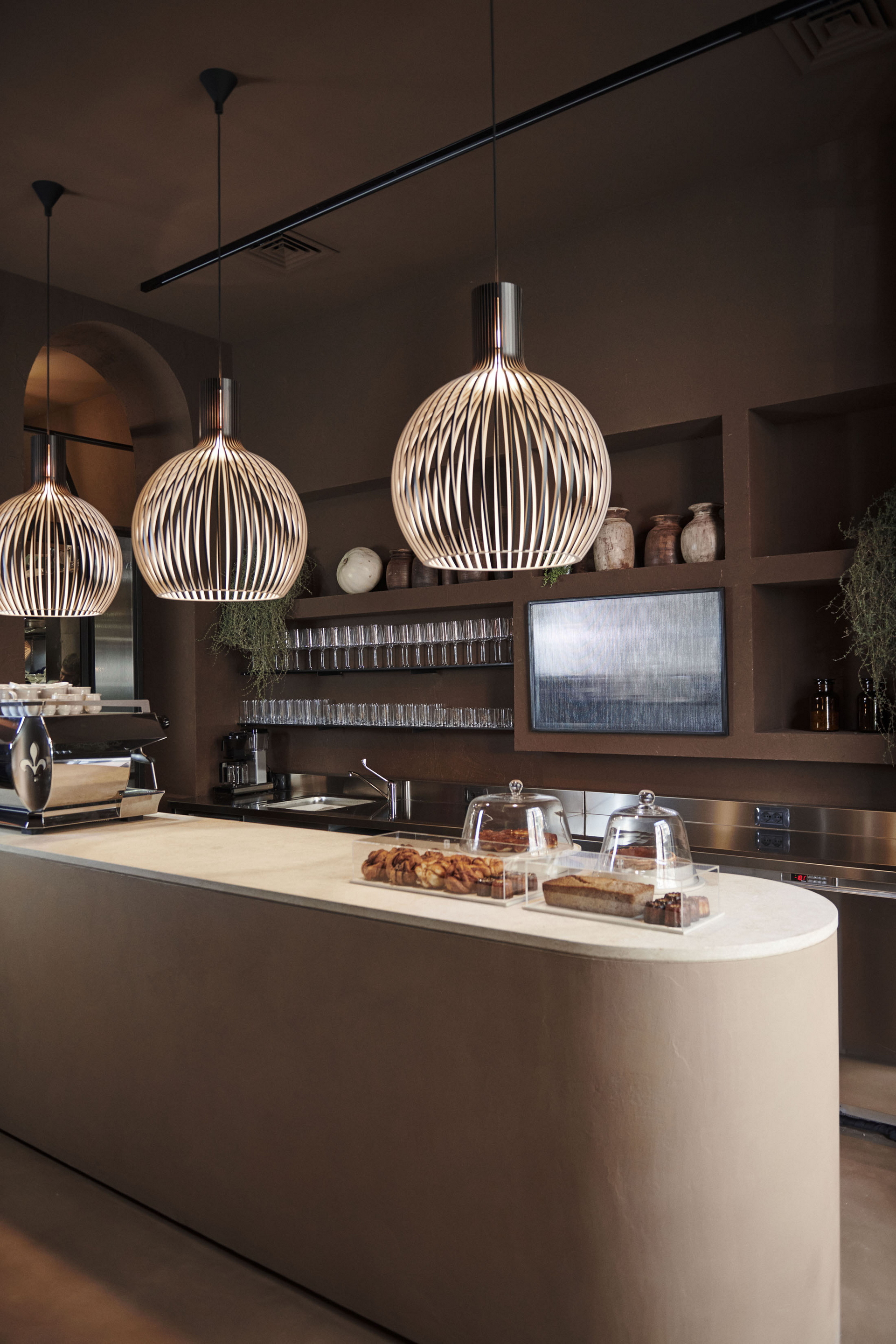 Reinforced coarse grained clay plaster MultiTerra Plus Structured Cacao color  for the interior surfaces of Serra Di Quartiere cafe in Milan. Project by Massimo Garavaglia, photo by Stella Bortoli