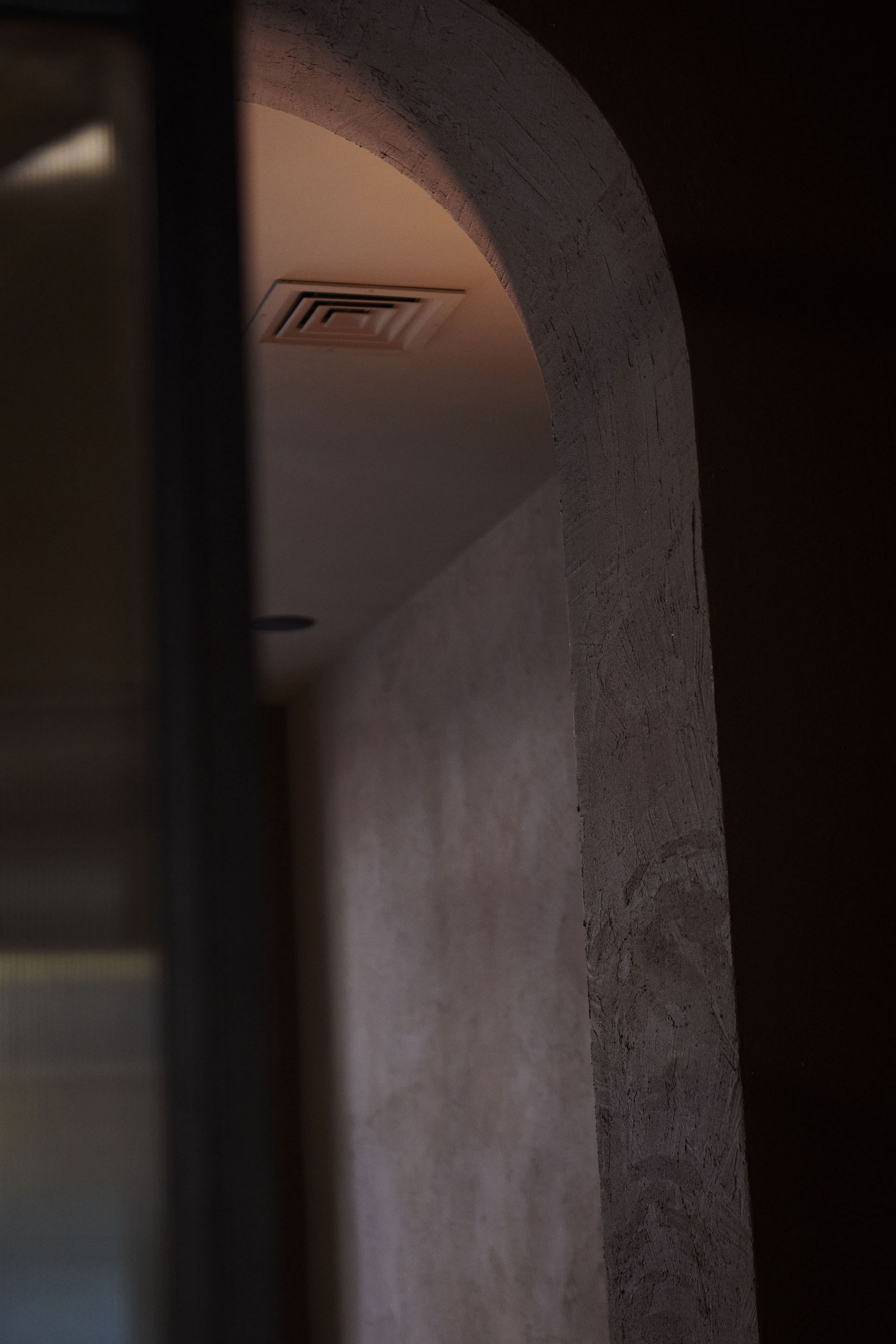 Reinforced coarse grained clay plaster MultiTerra Plus Structured Cacao color  for the interior surfaces of Serra Di Quartiere cafe in Milan. Project by Massimo Garavaglia, photo by Stella Bortoli