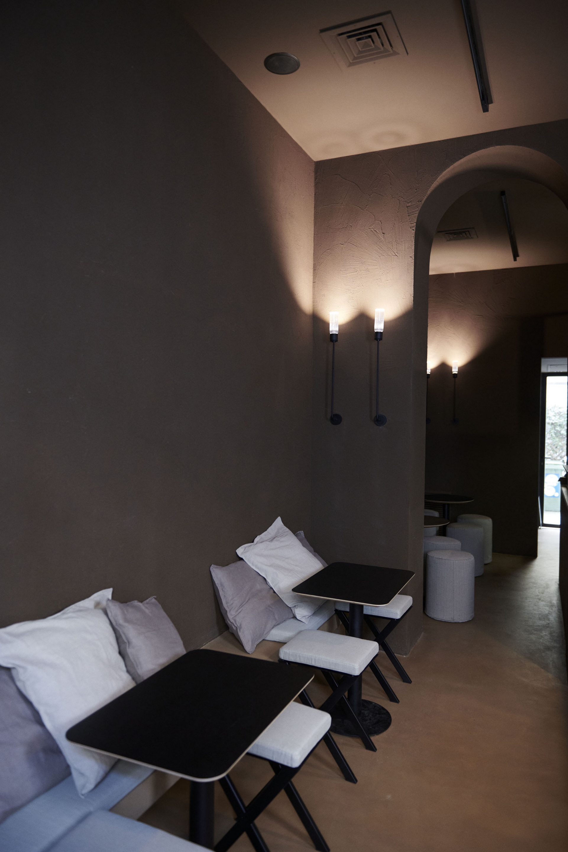 Reinforced coarse grained clay plaster MultiTerra Plus Structured Cacao color  for the interior surfaces of Serra Di Quartiere cafe in Milan. Project by Massimo Garavaglia, photo by Stella Bortoli