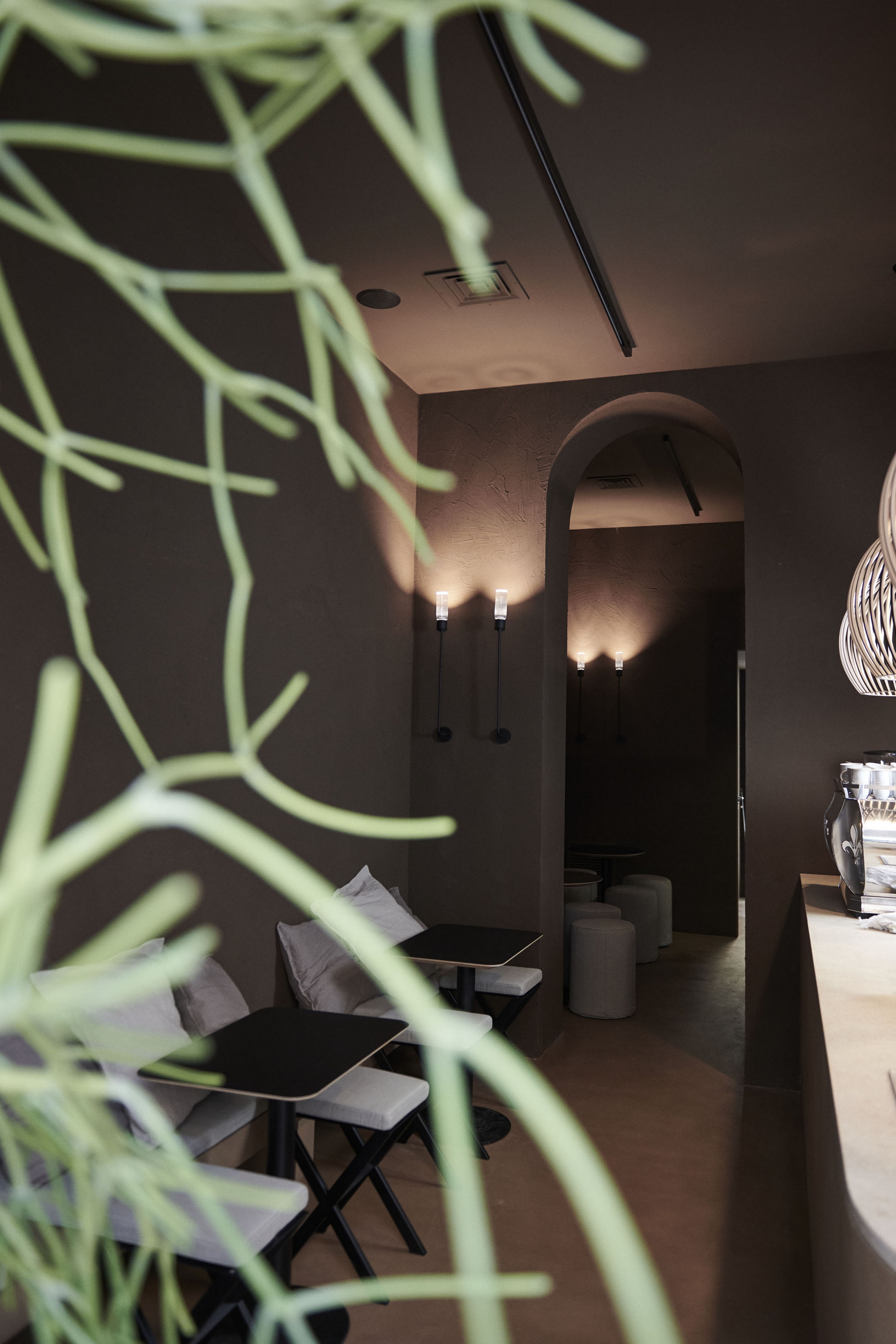 Reinforced coarse grained clay plaster MultiTerra Plus Structured Cacao color  for the interior surfaces of Serra Di Quartiere cafe in Milan. Project by Massimo Garavaglia, photo by Stella Bortoli