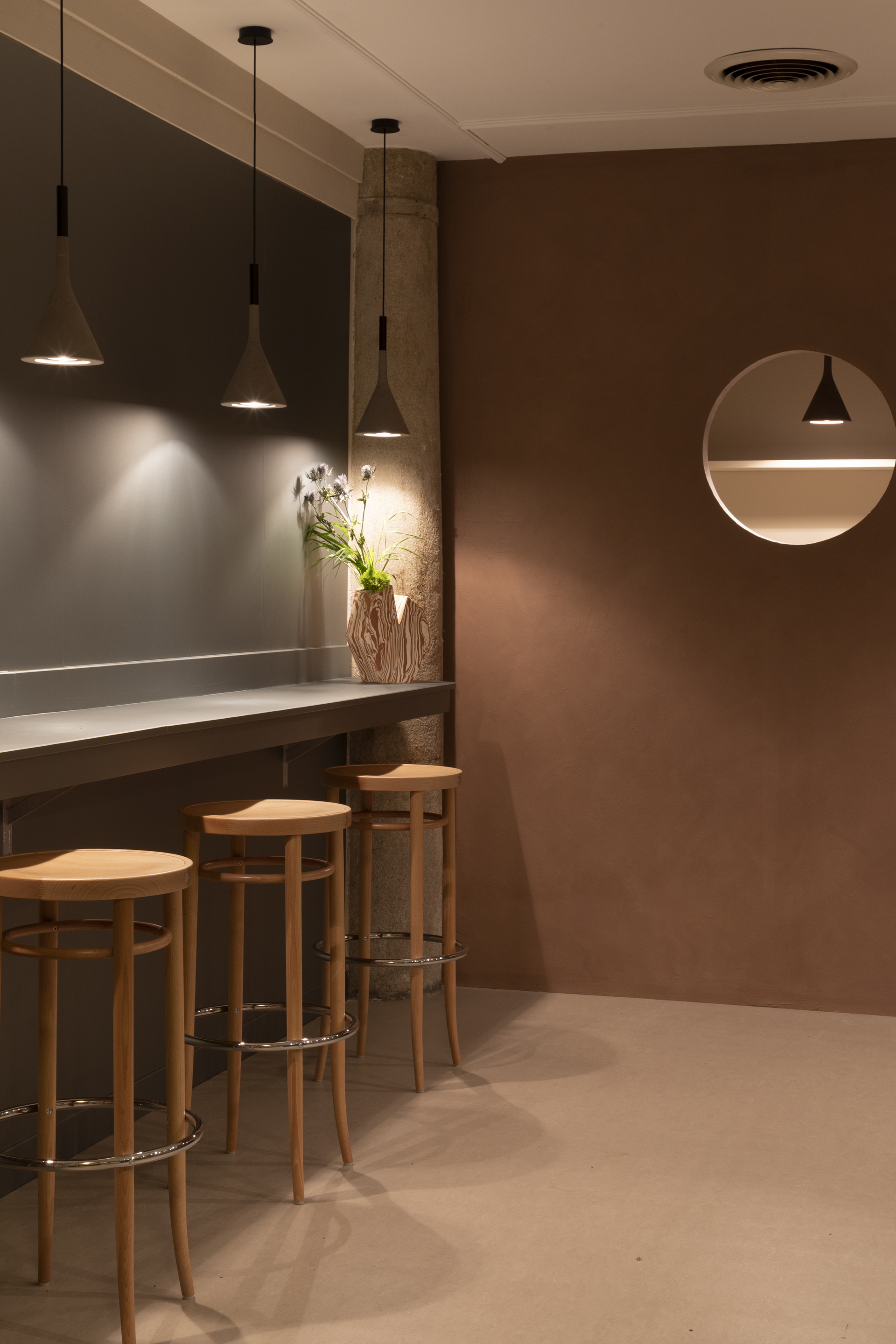 Clay paint TerraSilk Structured Panna and Vinaccia colors by Matteo Brioni applied to walls and ceilings of the coffee shop inside the Circolo Filologico Milanese in Milan. Project by Studio Irvine, photo by Ruy Teixeira