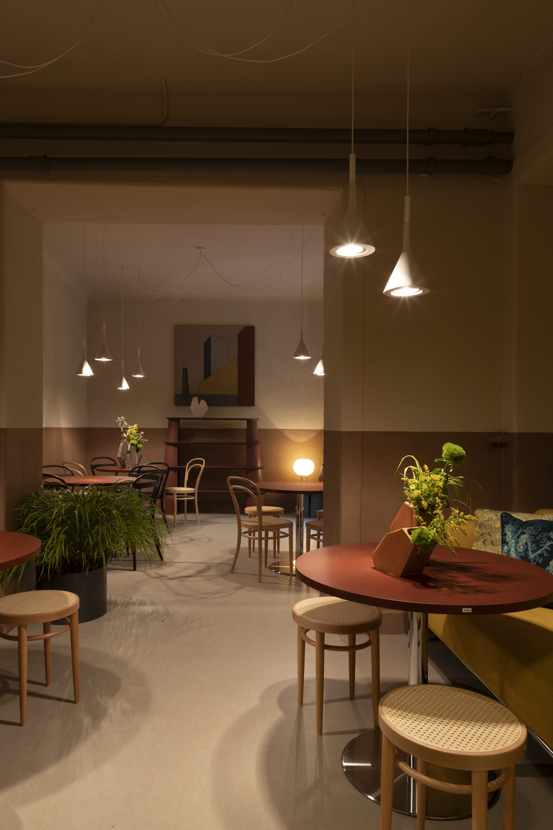 Pittura in argilla MATTEOBRIONI TerraSilk Strutturato nei colori Vinaccia e Panna applicato su pareti e soffitti nel caffè del Circolo Filologico Milanese. Progetto a cura di Studio Irvine, foto di Ruy Teixeira