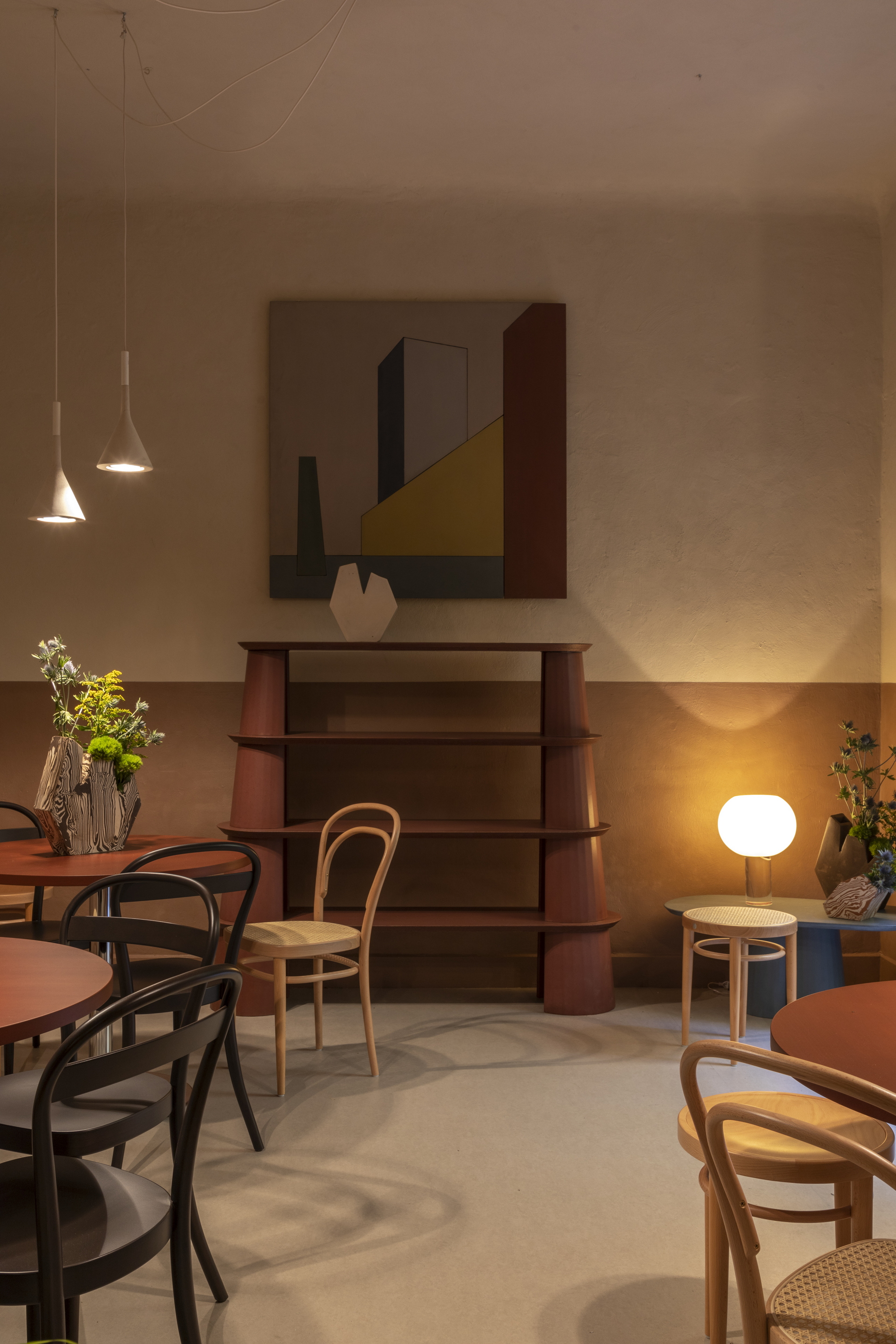 Pittura in argilla MATTEOBRIONI TerraSilk Strutturato nei colori Vinaccia e Panna applicato su pareti e soffitti nel caffè del Circolo Filologico Milanese. Progetto a cura di Studio Irvine, foto di Ruy Teixeira