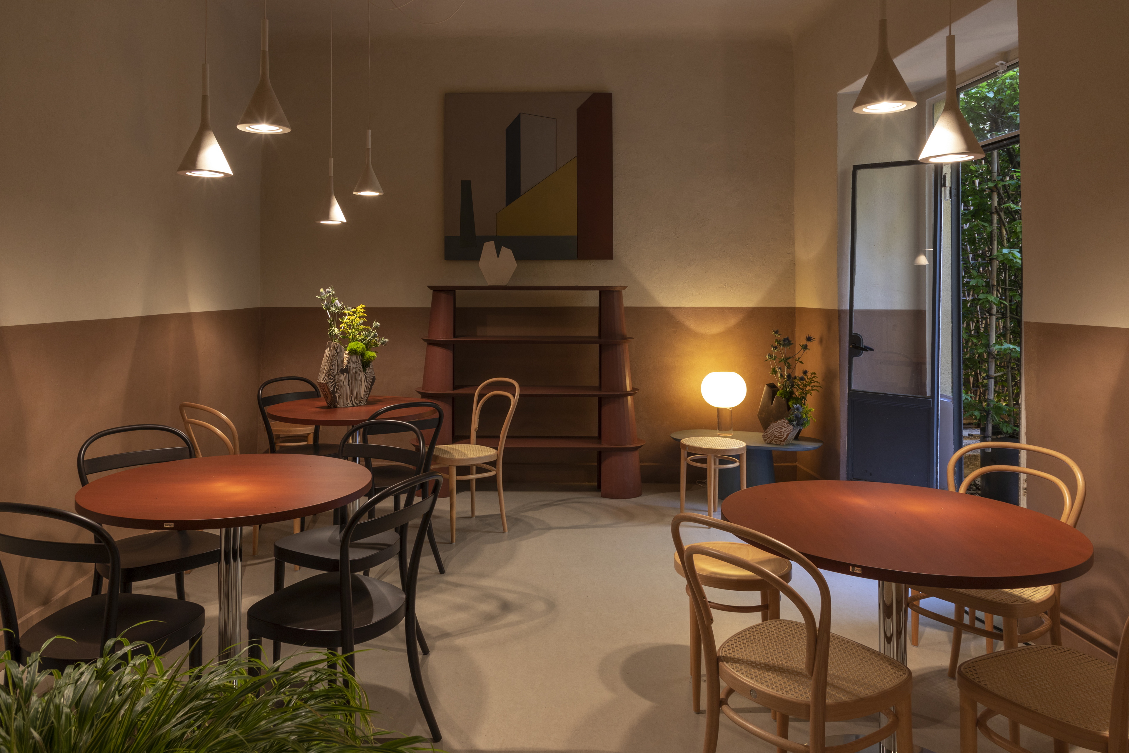 Pittura in argilla MATTEOBRIONI TerraSilk Strutturato nei colori Vinaccia e Panna applicato su pareti e soffitti nel caffè del Circolo Filologico Milanese. Progetto a cura di Studio Irvine, foto di Ruy Teixeira