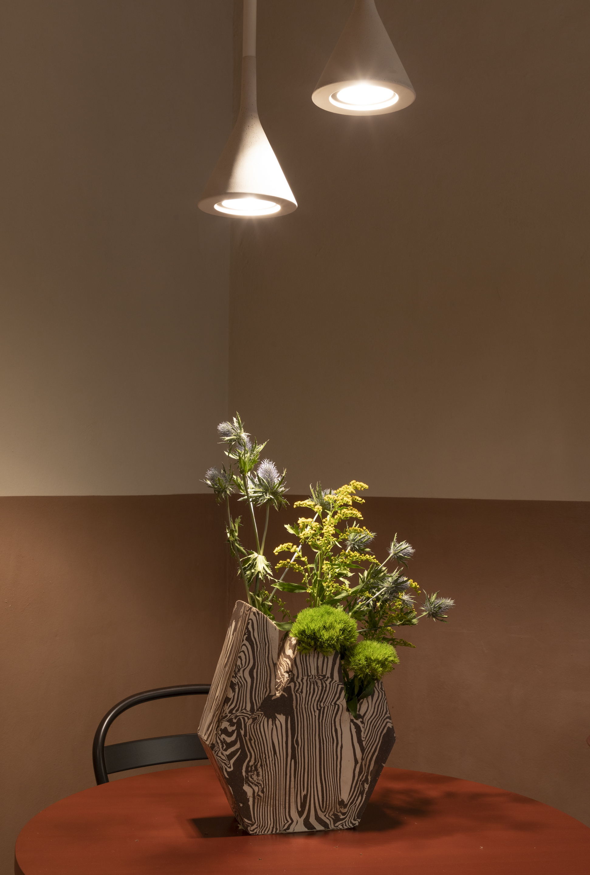 Pittura in argilla MATTEOBRIONI TerraSilk Strutturato nei colori Vinaccia e Panna applicato su pareti nel caffè del Circolo Filologico Milanese. Progetto a cura di Studio Irvine, foto di Ruy Teixeira