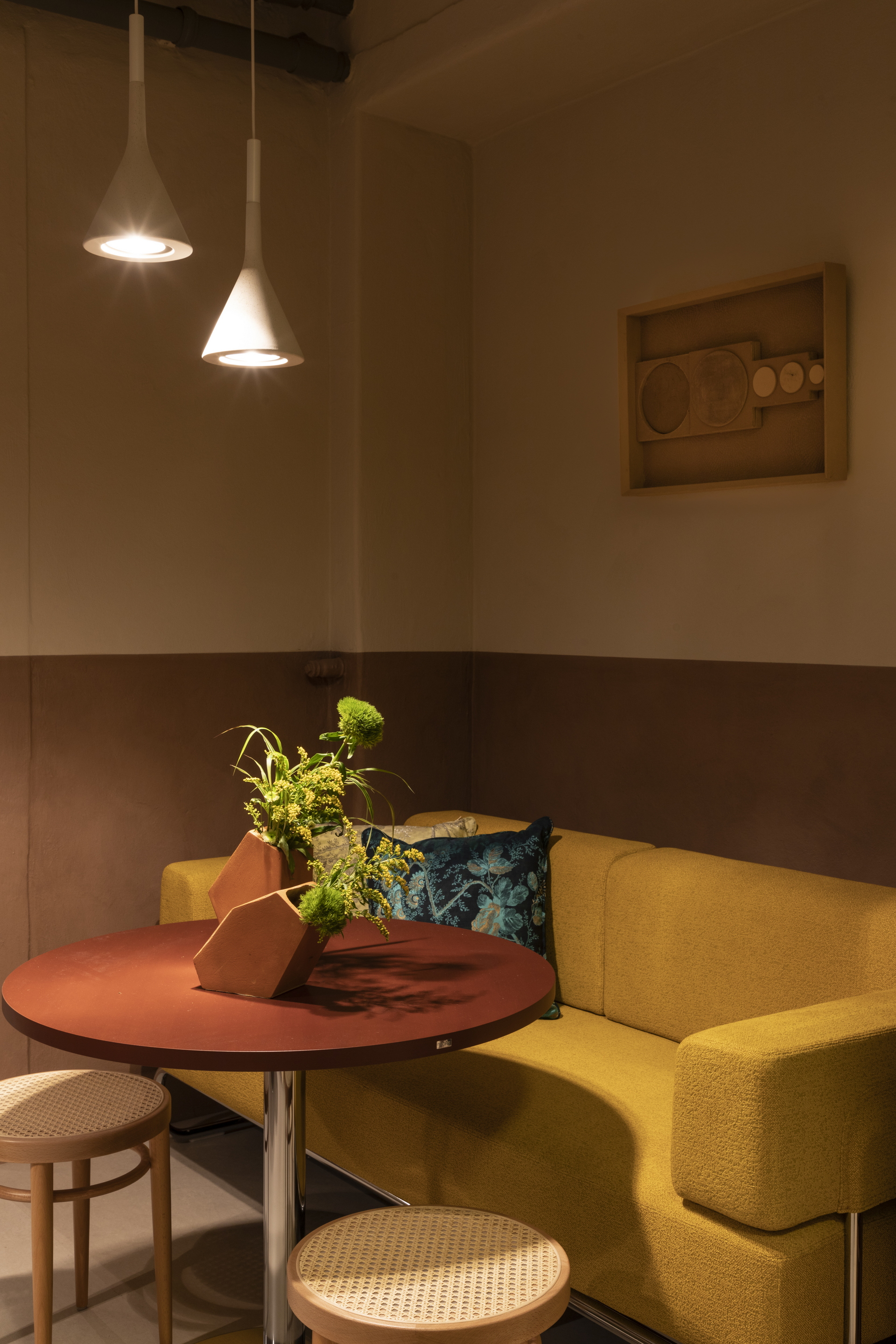 Pittura in argilla MATTEOBRIONI TerraSilk Strutturato nei colori Vinaccia e Panna applicato su pareti e soffitti nel caffè del Circolo Filologico Milanese. Progetto a cura di Studio Irvine, foto di Ruy Teixeira