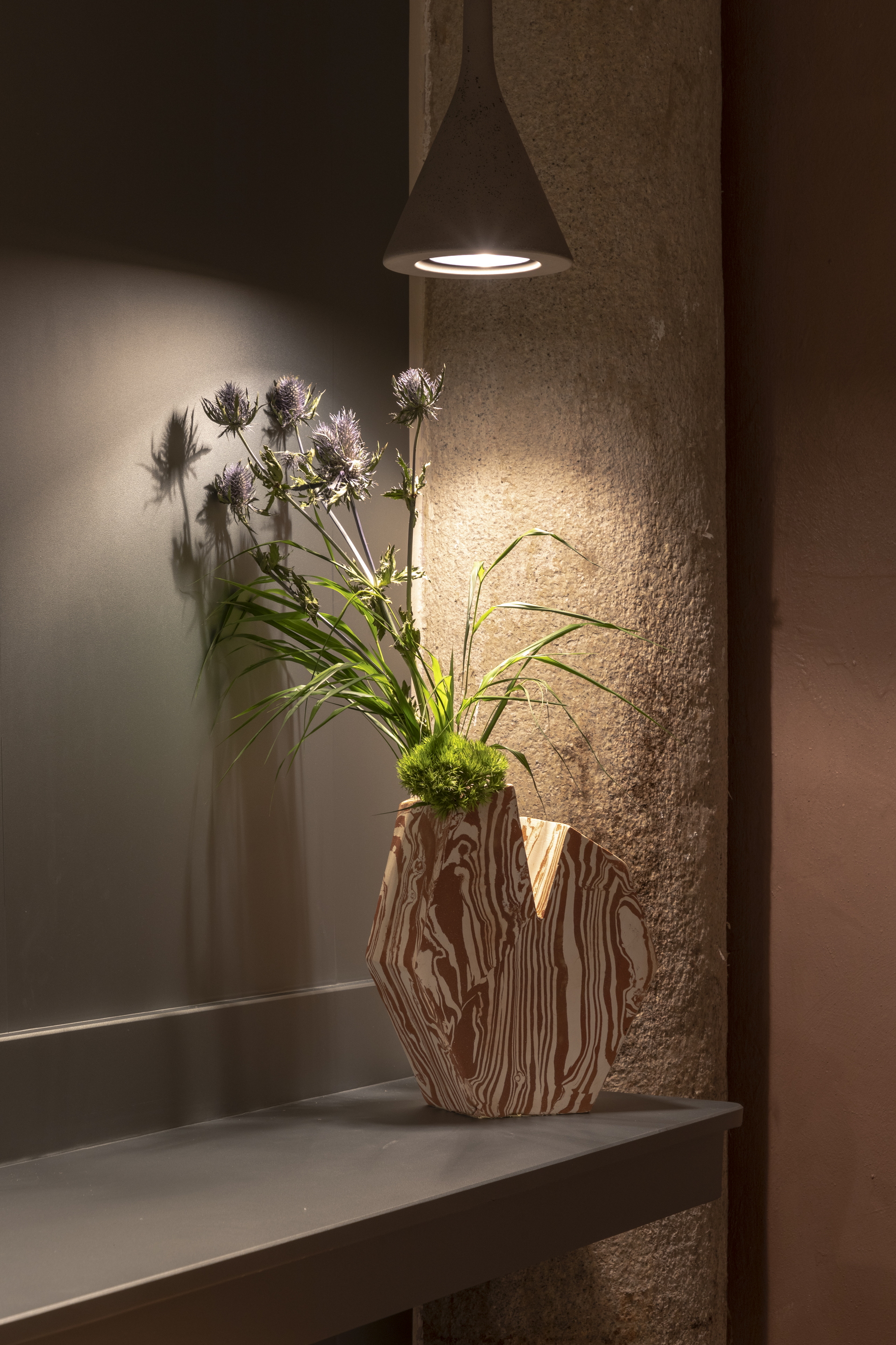 Pittura in argilla MATTEOBRIONI TerraSilk Strutturato nei colori Vinaccia applicato su pareti nel caffè del Circolo Filologico Milanese. Progetto a cura di Studio Irvine, foto di Ruy Teixeira