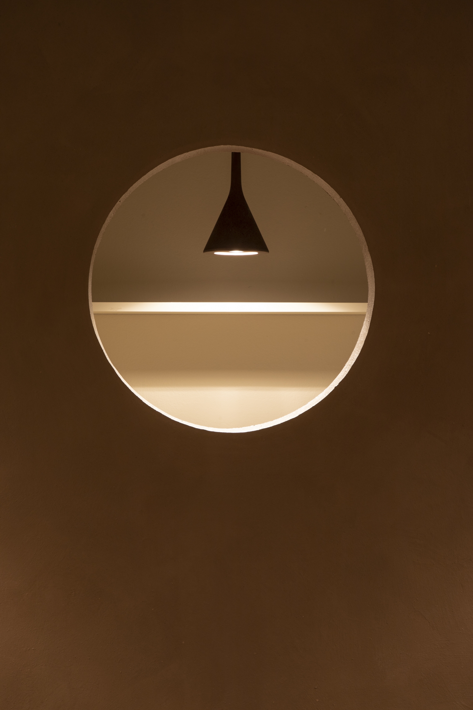 Pittura in argilla MATTEOBRIONI TerraSilk Strutturato nei colori Vinaccia applicato su pareti nel caffè del Circolo Filologico Milanese. Progetto a cura di Studio Irvine, foto di Ruy Teixeira