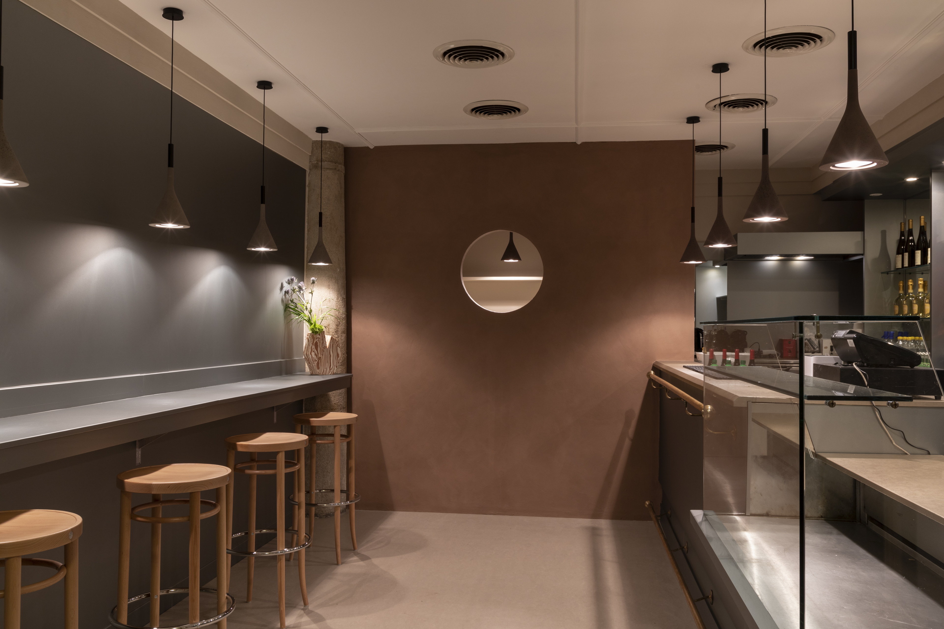 Pittura in argilla MATTEOBRIONI TerraSilk Strutturato nei colori Vinaccia e Panna applicato su pareti e soffitti nel caffè del Circolo Filologico Milanese. Progetto a cura di Studio Irvine, foto di Ruy Teixeira