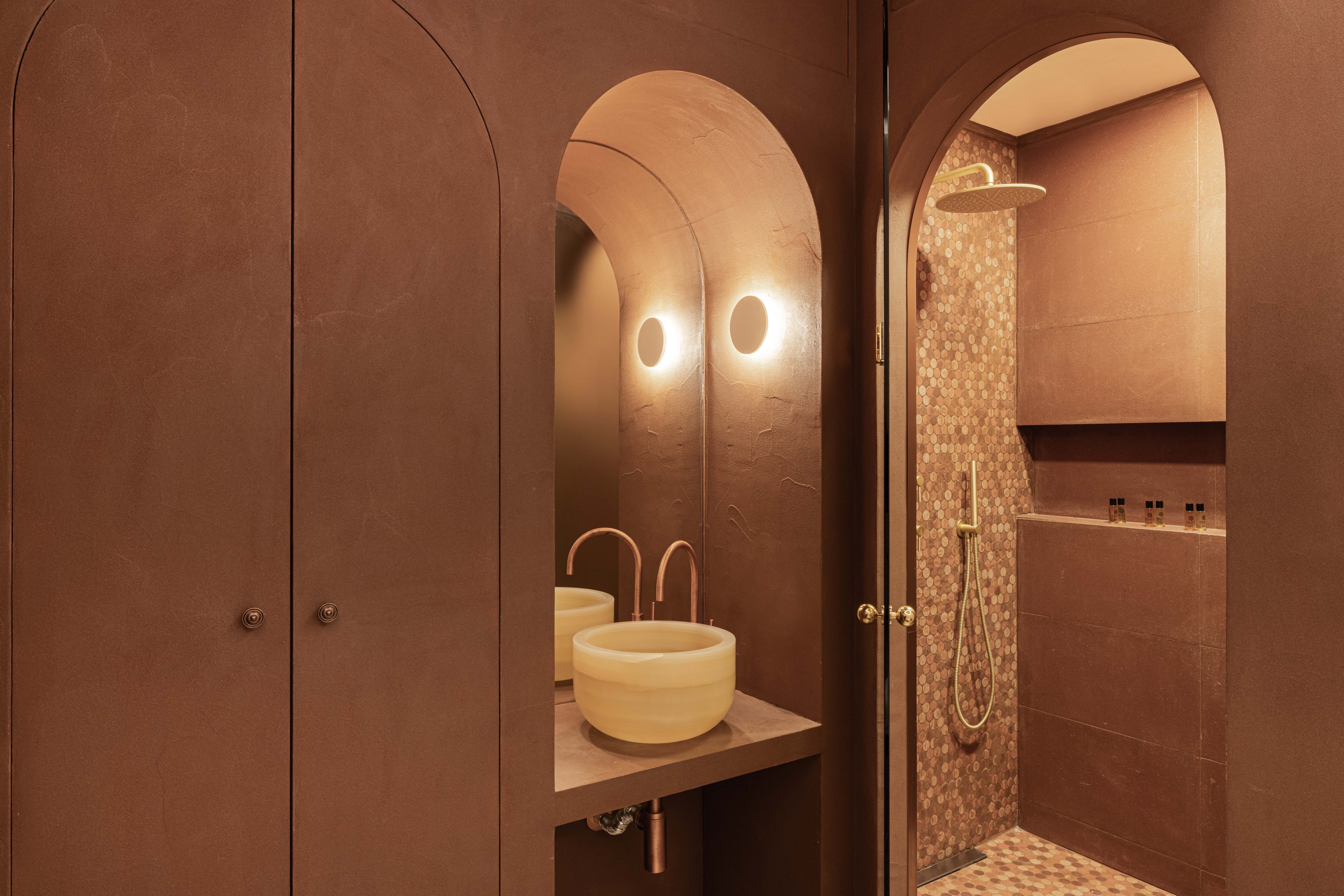 Natural clay plaster TerraVista Plus Smooth Cammeo (cameo color) by MATTEOBRIONI applied on walls and boiserie of Zarina Beauty cosmetic center in Rome. Project by Elena Plugina, photo by Studio Salien