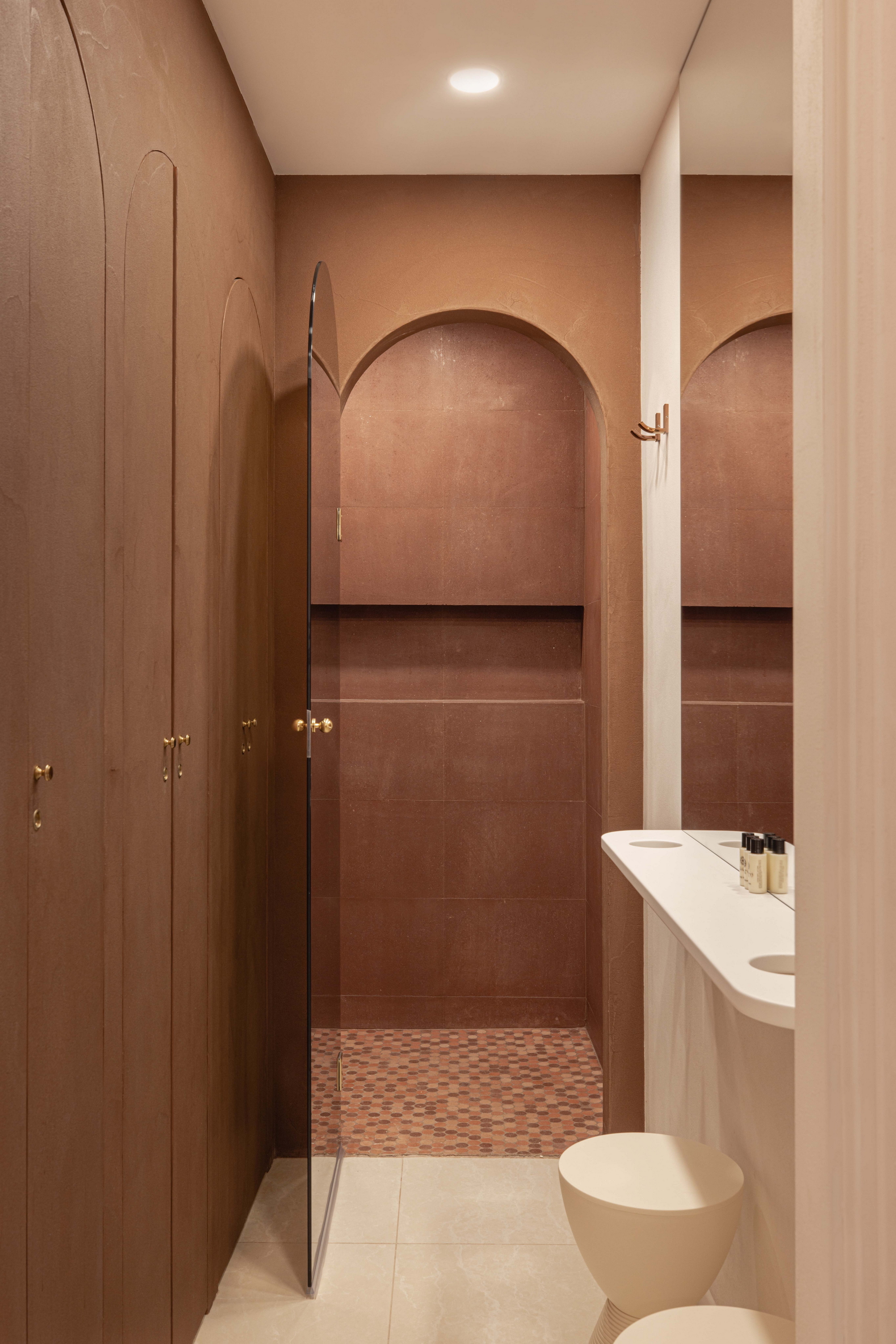 Natural clay plaster TerraVista Plus Smooth Cammeo (cameo color) by MATTEOBRIONI applied on walls and boiserie of Zarina Beauty cosmetic center in Rome. Project by Elena Plugina, photo by Studio Salien