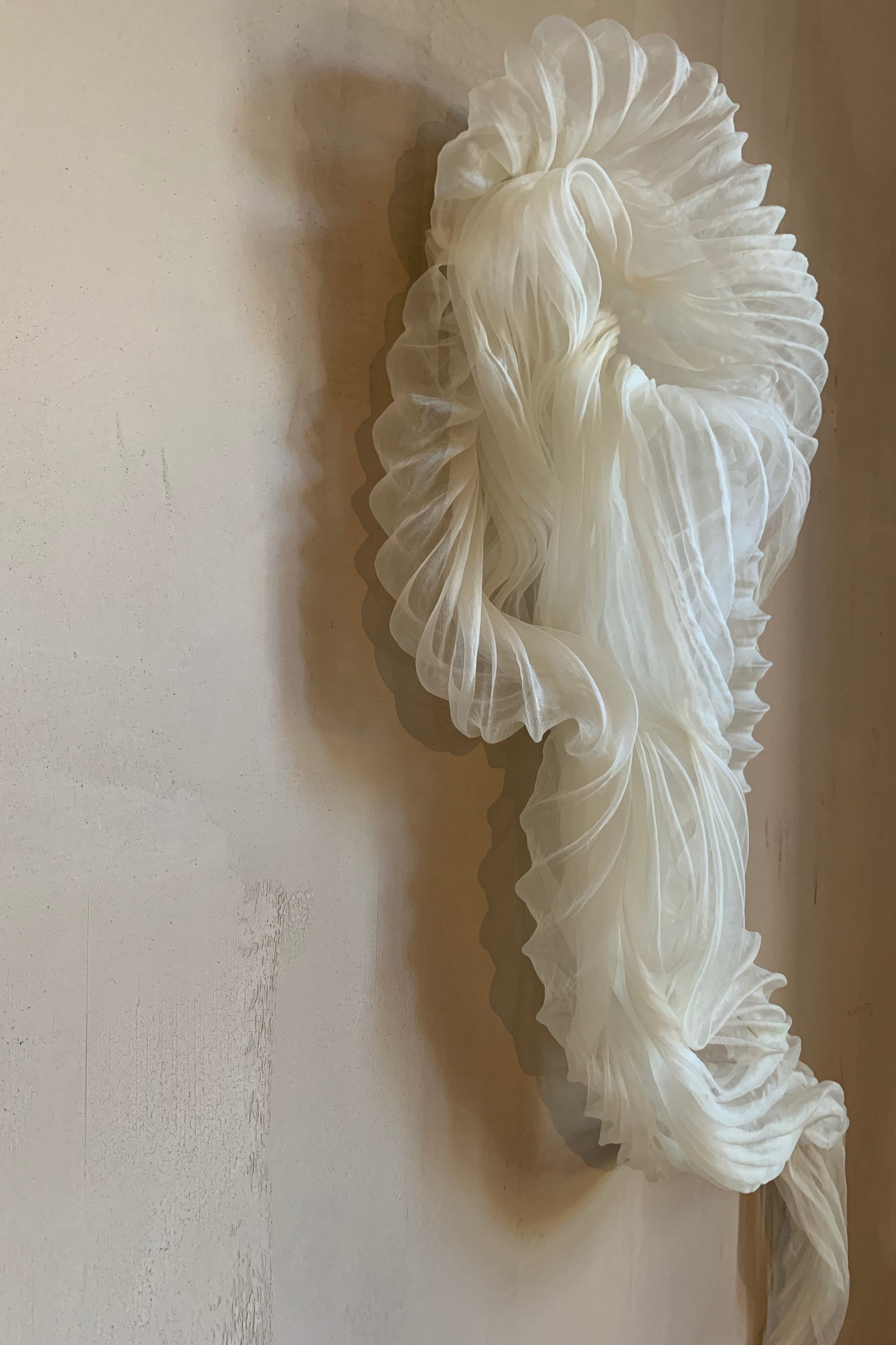 Intonaco di finitura in argilla a grana fine TerraVista Liscio Cannella e Cipria di Matteo Brioni applicato alle pareti per la mostra DAWN Three Days od Design, 2019, Copenhagen, a cura di Spatial Code e Linda Weimann.