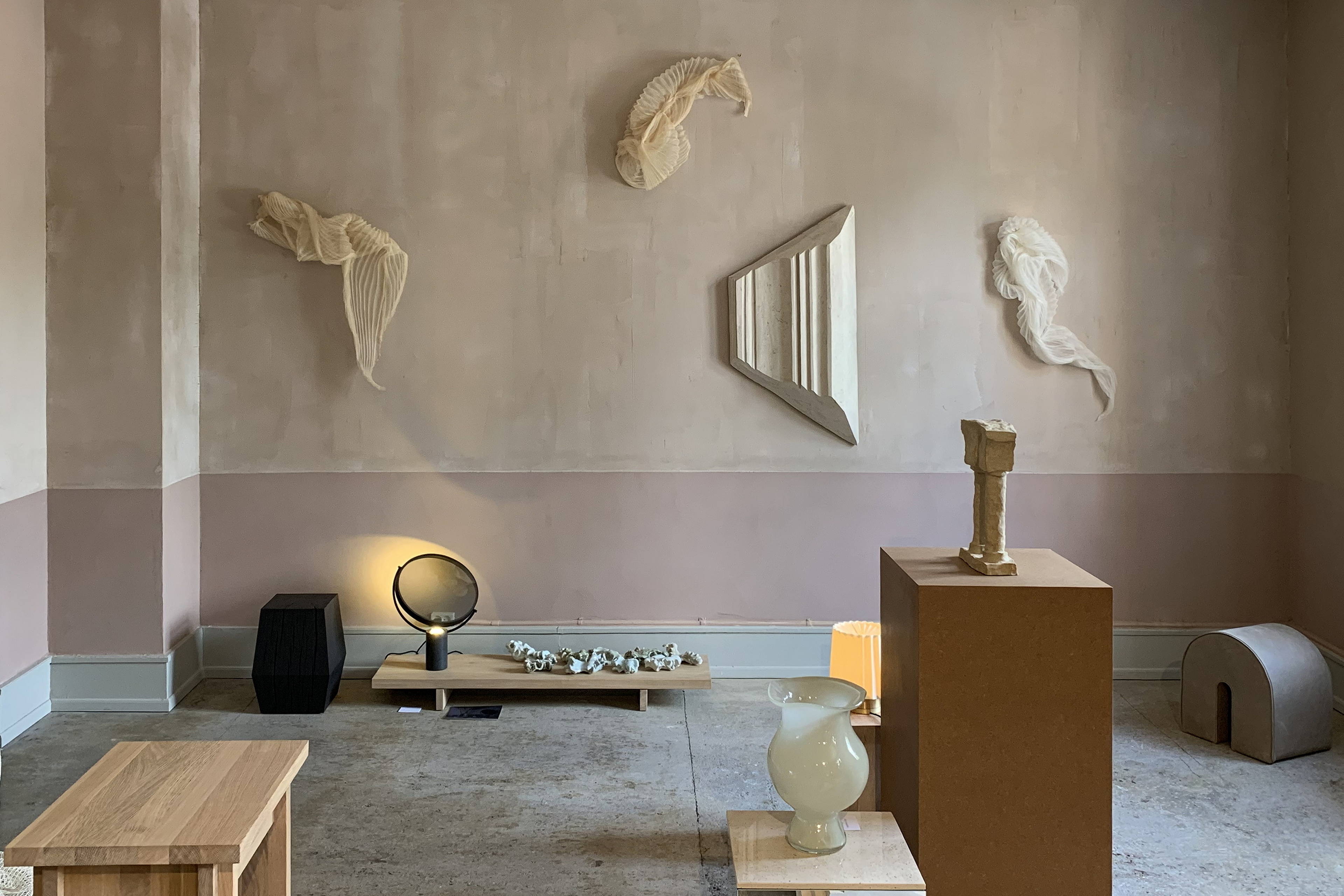 Intonaco di finitura in argilla a grana fine TerraVista Liscio Cannella e Cipria di Matteo Brioni applicato alle pareti per la mostra DAWN Three Days od Design, 2019, Copenhagen, a cura di Spatial Code e Linda Weimann.