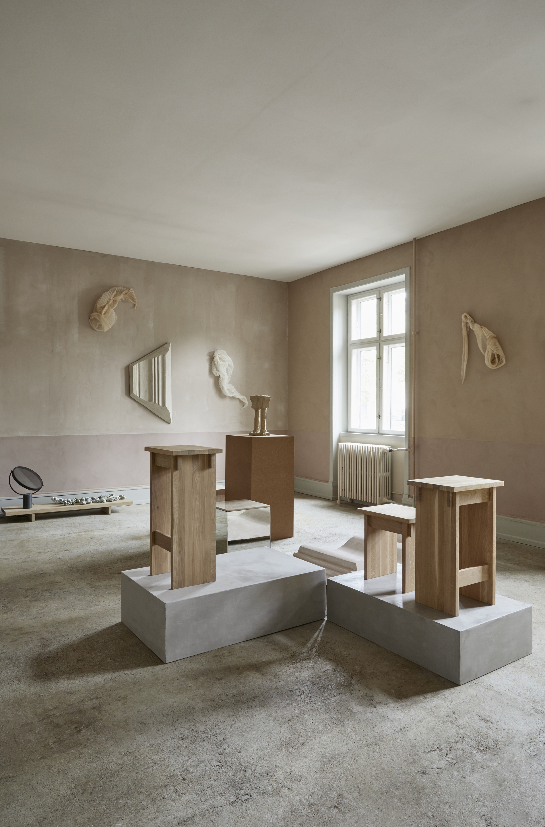 Intonaco di finitura in argilla a grana fine TerraVista Liscio Cannella e Cipria di Matteo Brioni applicato alle pareti per la mostra DAWN Three Days od Design, 2019, Copenhagen, a cura di Spatial Code e Linda Weimann.