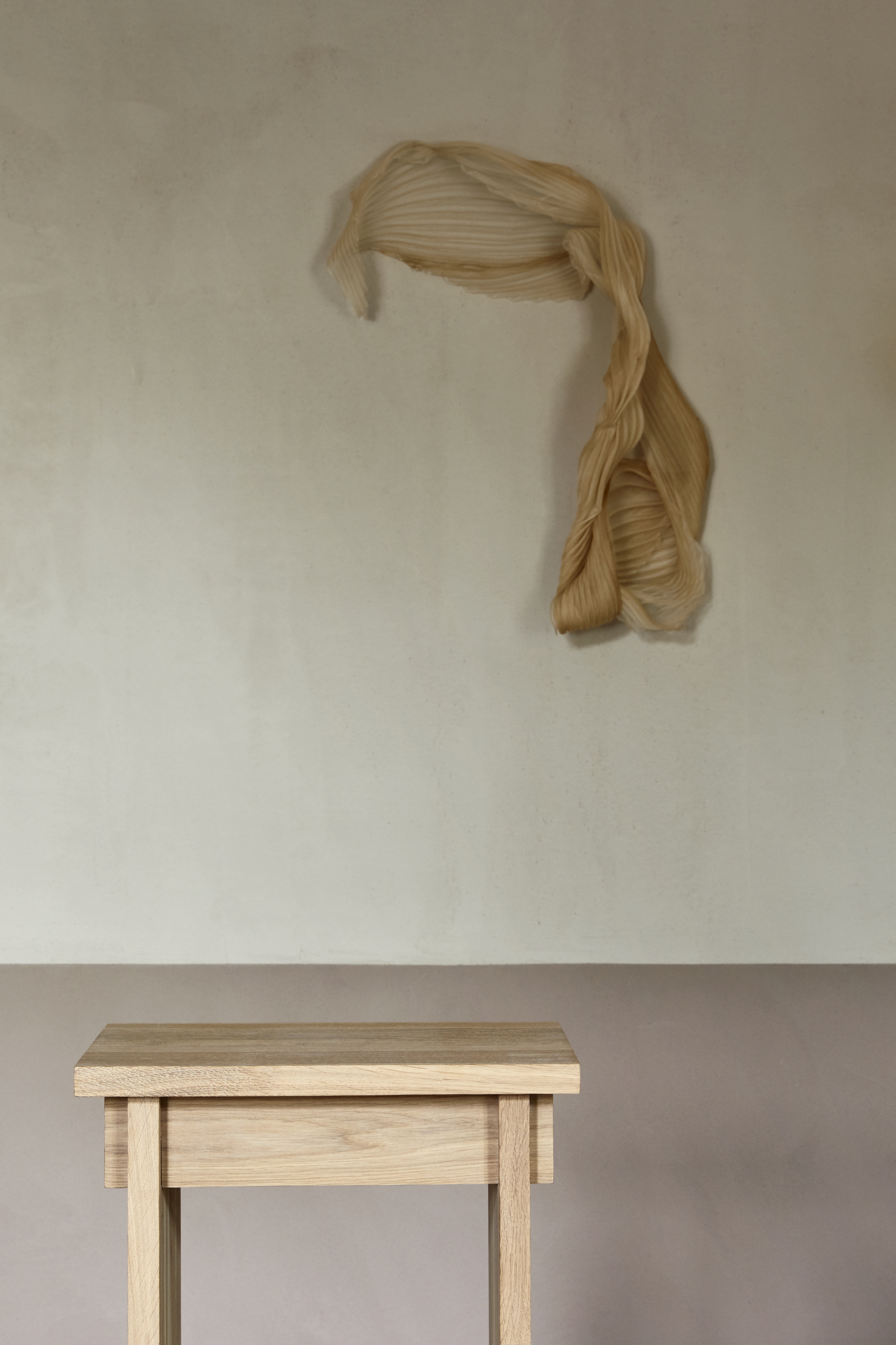 Intonaco di finitura in argilla a grana fine TerraVista Liscio Cannella e Cipria di Matteo Brioni applicato alle pareti per la mostra DAWN Three Days od Design, 2019, Copenhagen, a cura di Spatial Code e Linda Weimann.