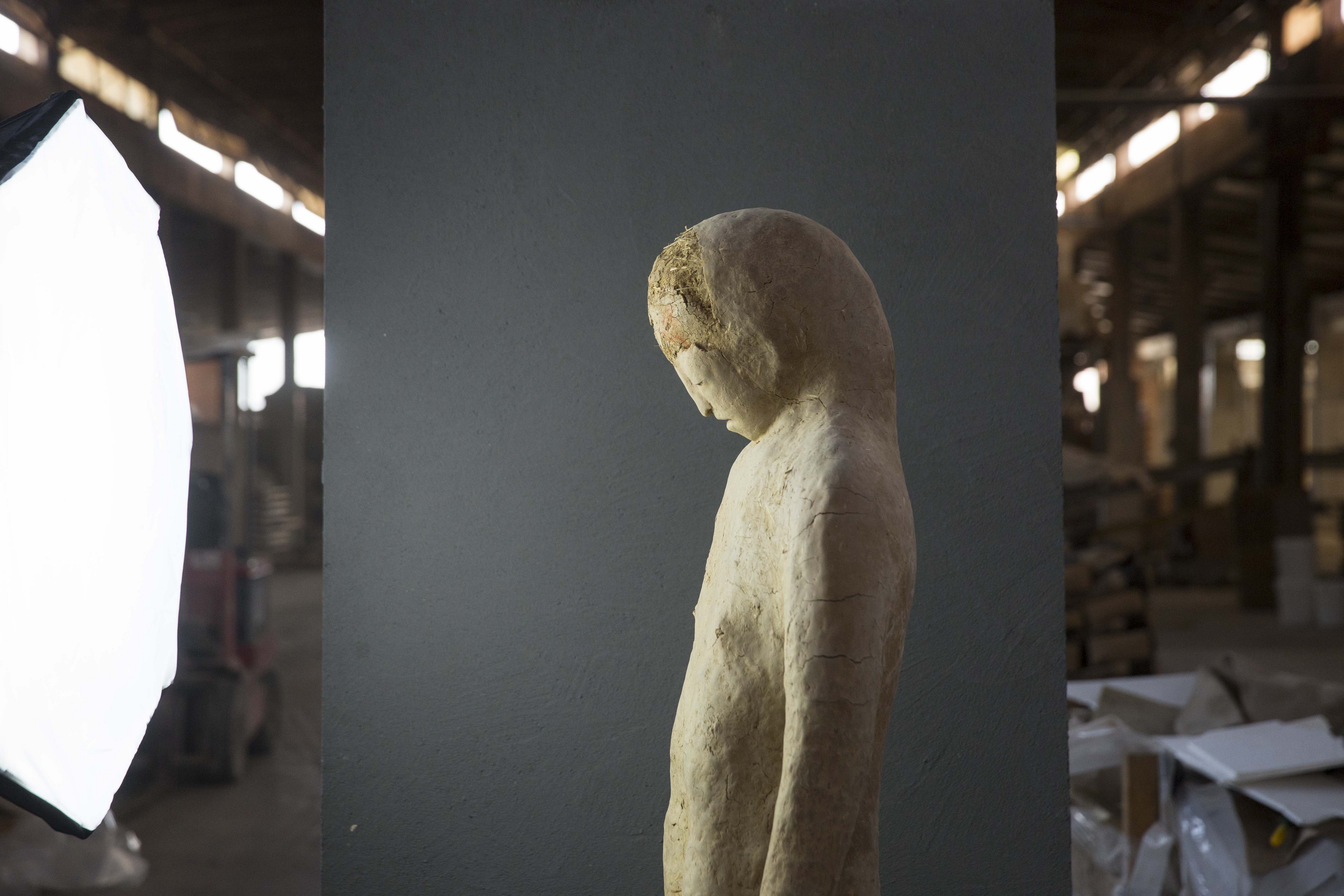 Roberta Busato all'opera nell'atelier di Matteo Brioni, foto di Giuseppe Gradella