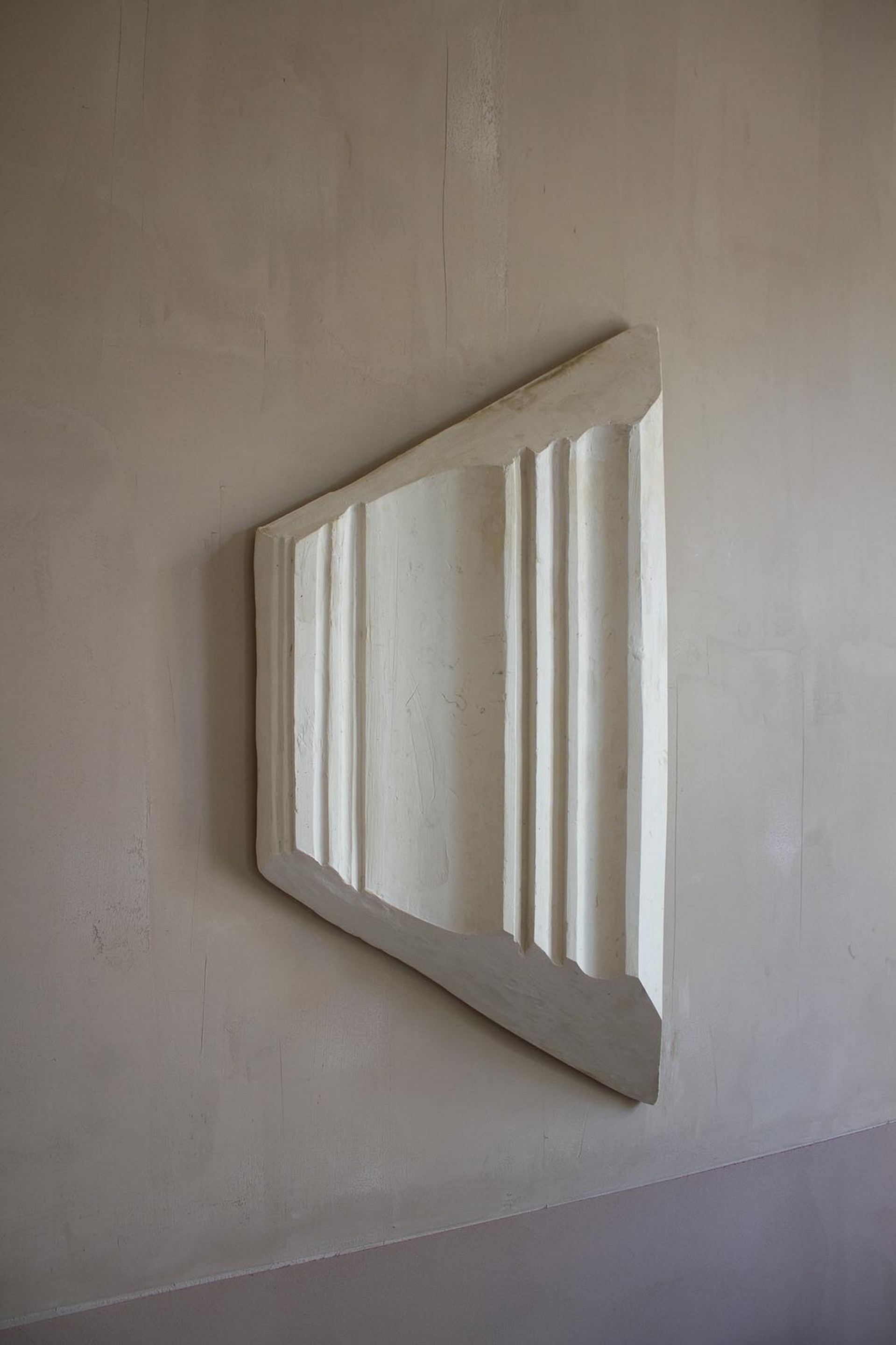 Intonaco di finitura in argilla a grana fine TerraVista Liscio Cannella e Cipria di Matteo Brioni applicato alle pareti per la mostra DAWN Three Days od Design, 2019, Copenhagen, a cura di Spatial Code e Linda Weimann.