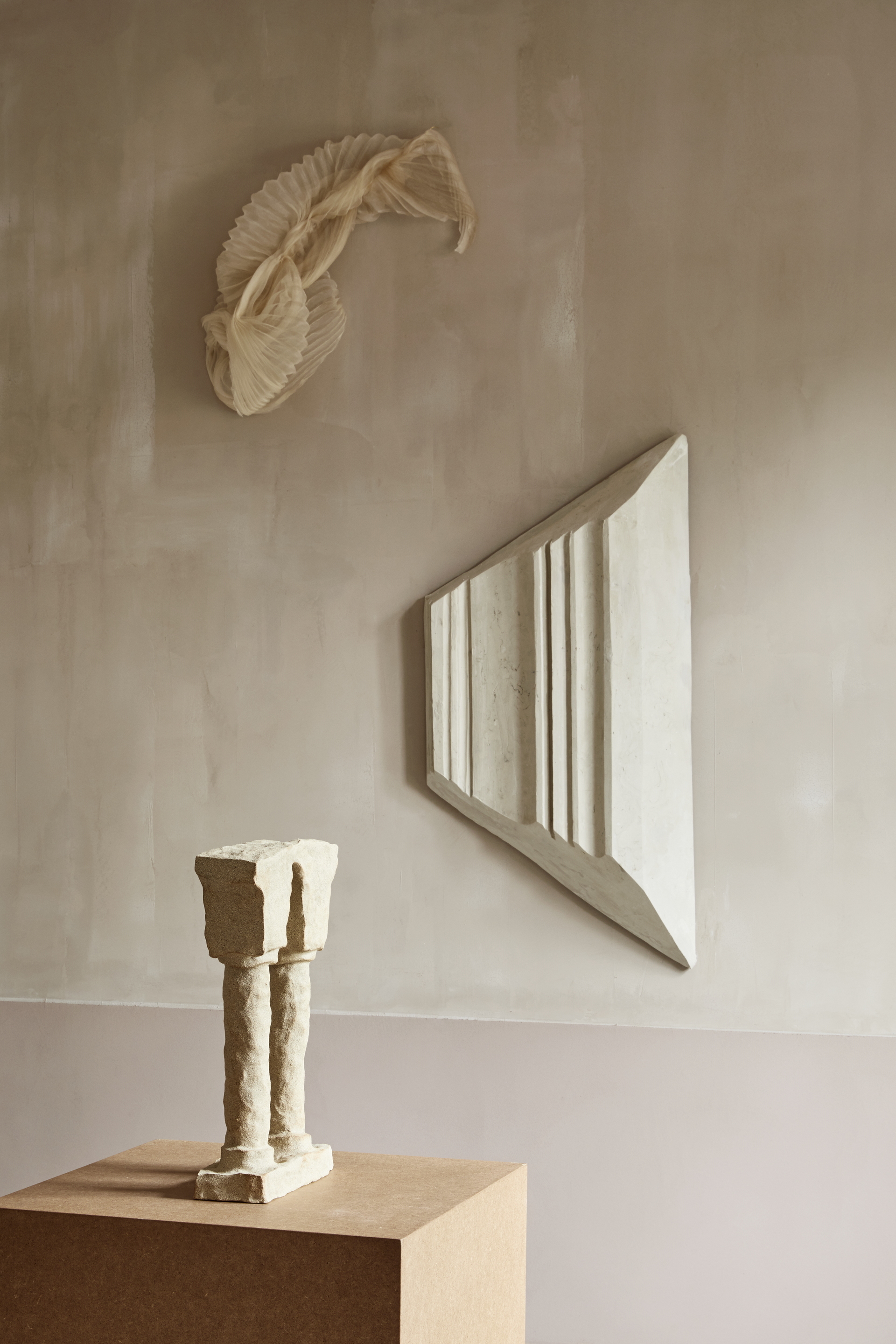 Intonaco di finitura in argilla a grana fine TerraVista Liscio Cannella e Cipria di Matteo Brioni applicato alle pareti per la mostra DAWN Three Days od Design, 2019, Copenhagen, a cura di Spatial Code e Linda Weimann.