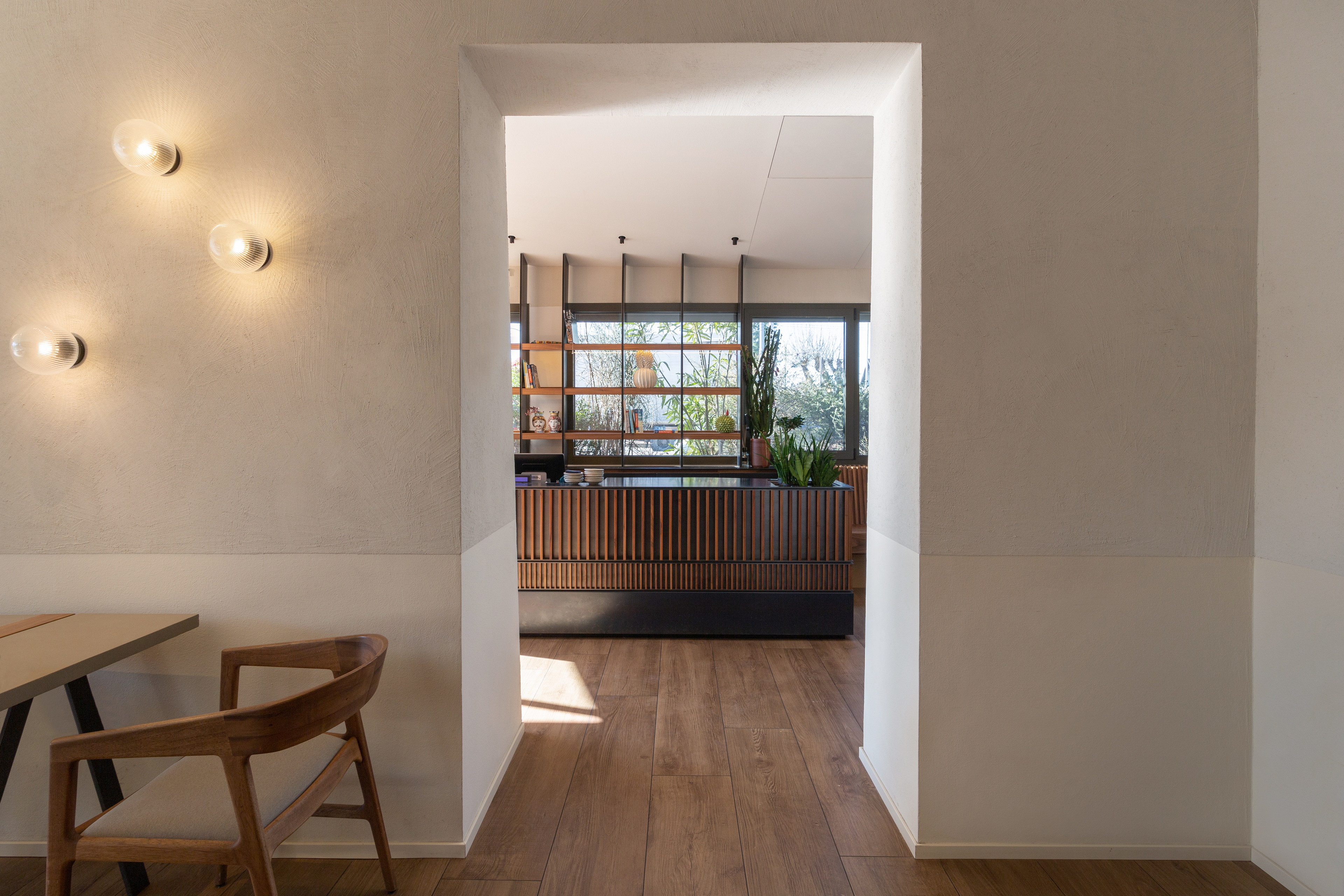 Clay paint TerraSilk Structured Custom color applied to the walls of the Locanda Remare restaurant and hotel in Cesenatico. Project by Francesco Gasperini, photo by Angelo CIccolo