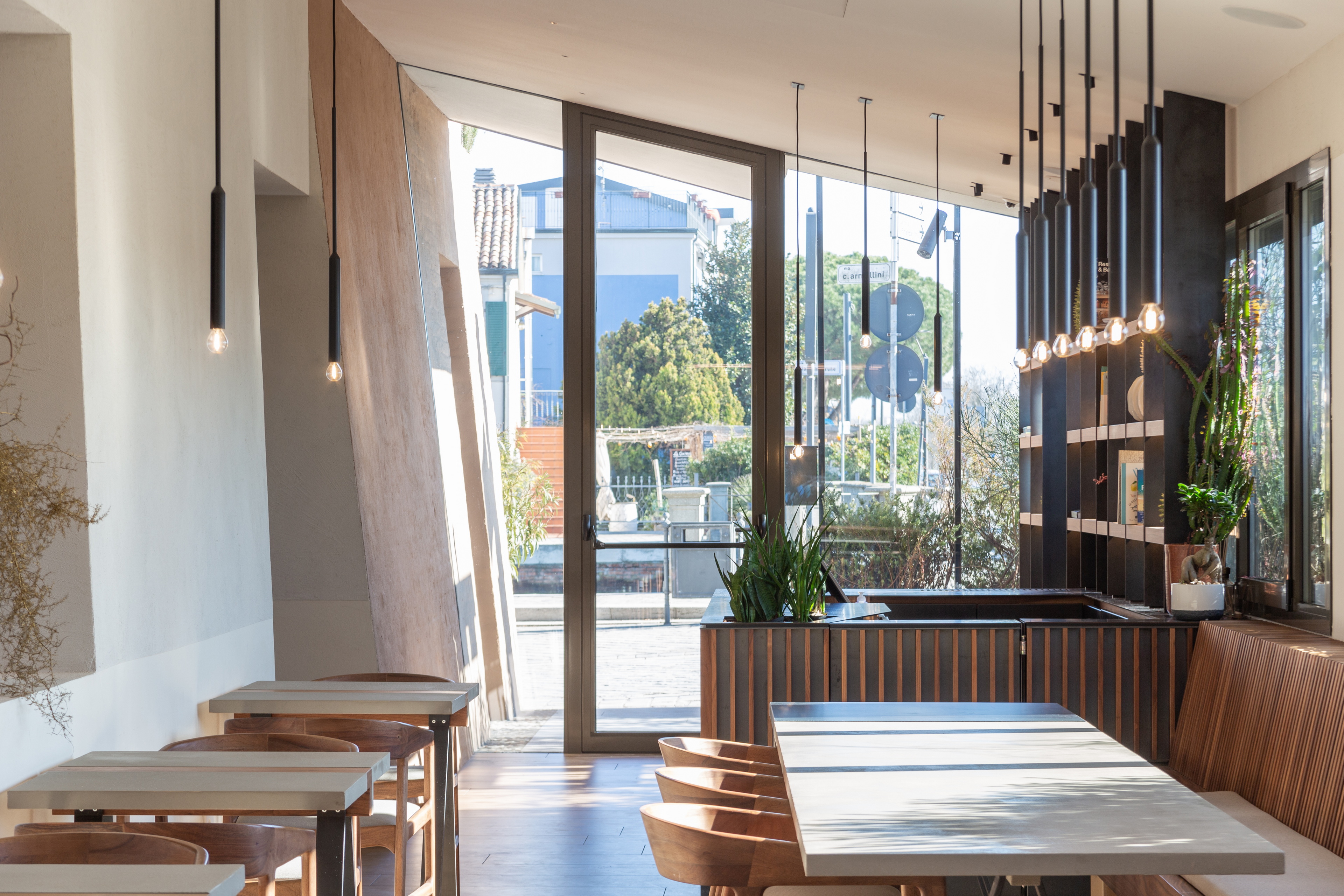 Clay paint TerraSilk Structured Custom color applied to the walls of the Locanda Remare restaurant and hotel in Cesenatico. Project by Francesco Gasperini, photo by Angelo CIccolo