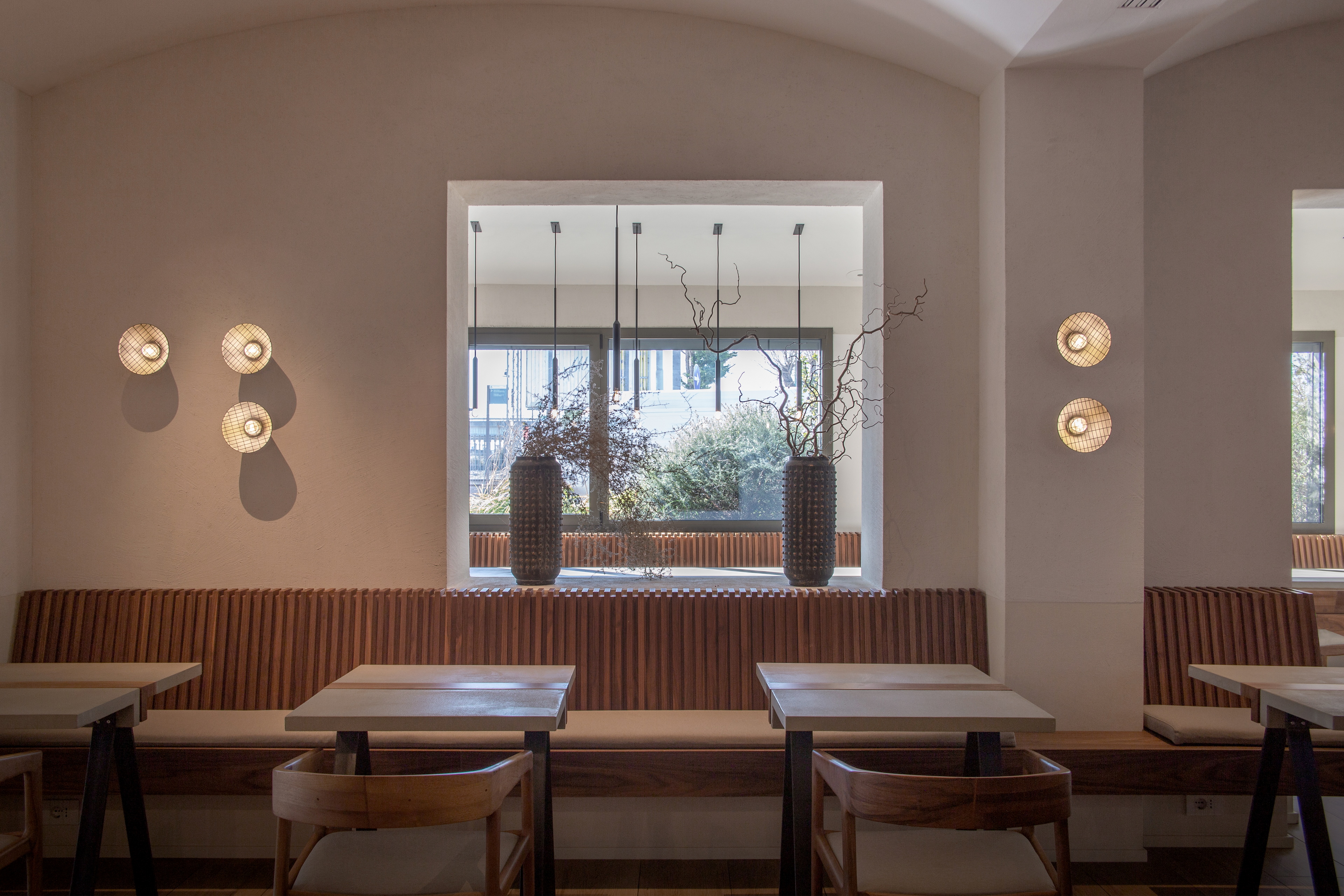 Pittura in argilla TerraSilk Strutturato colore Custom installato sulle pareti del ristorante Remare a Cesenatico. Progetto di Francesco Gasperini, foto di Angelo Ciccolo