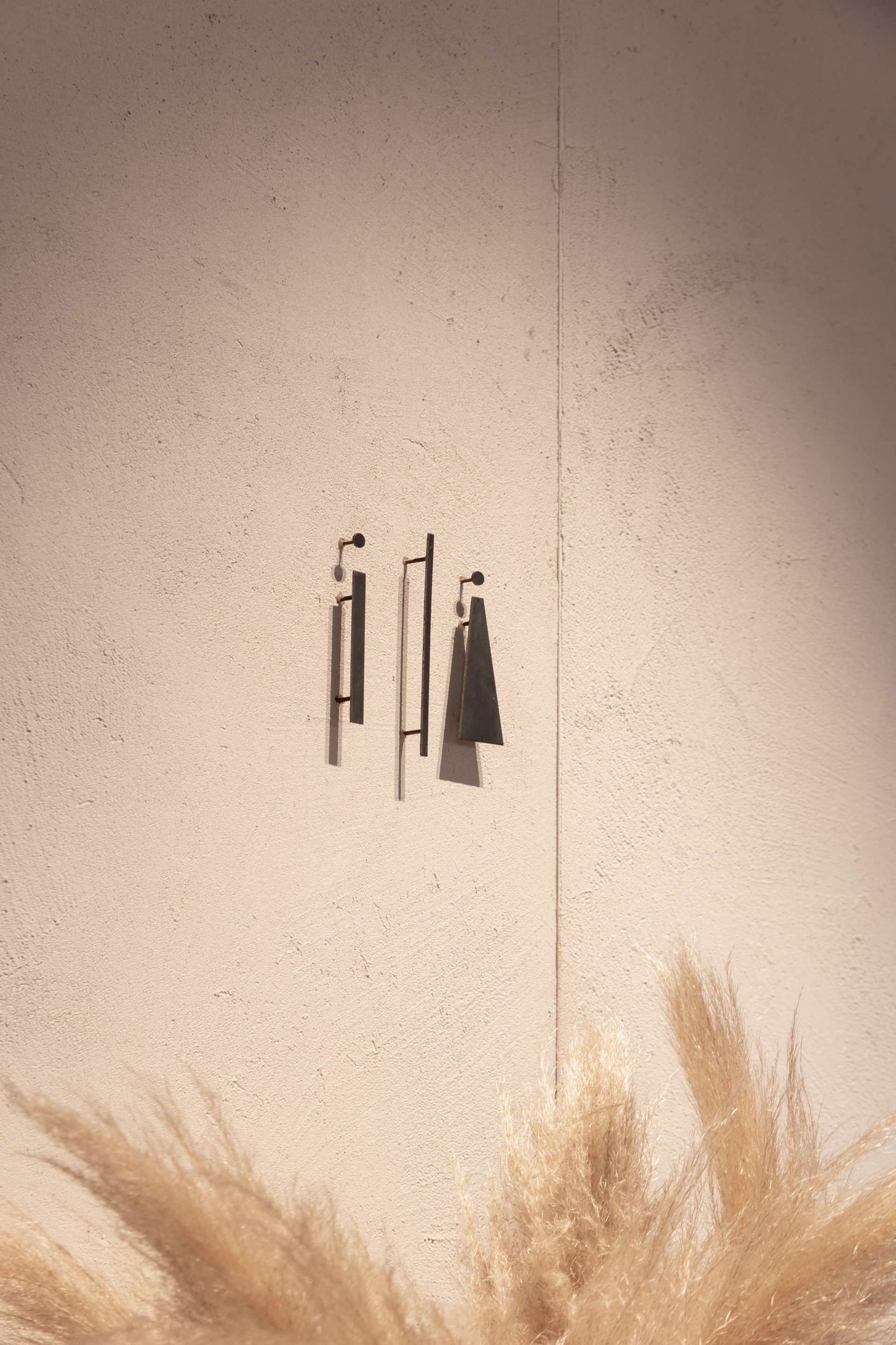 Clay paint TerraSilk Structured Custom color applied to the walls of the Locanda Remare restaurant and hotel in Cesenatico. Project by Francesco Gasperini, photo by Angelo CIccolo