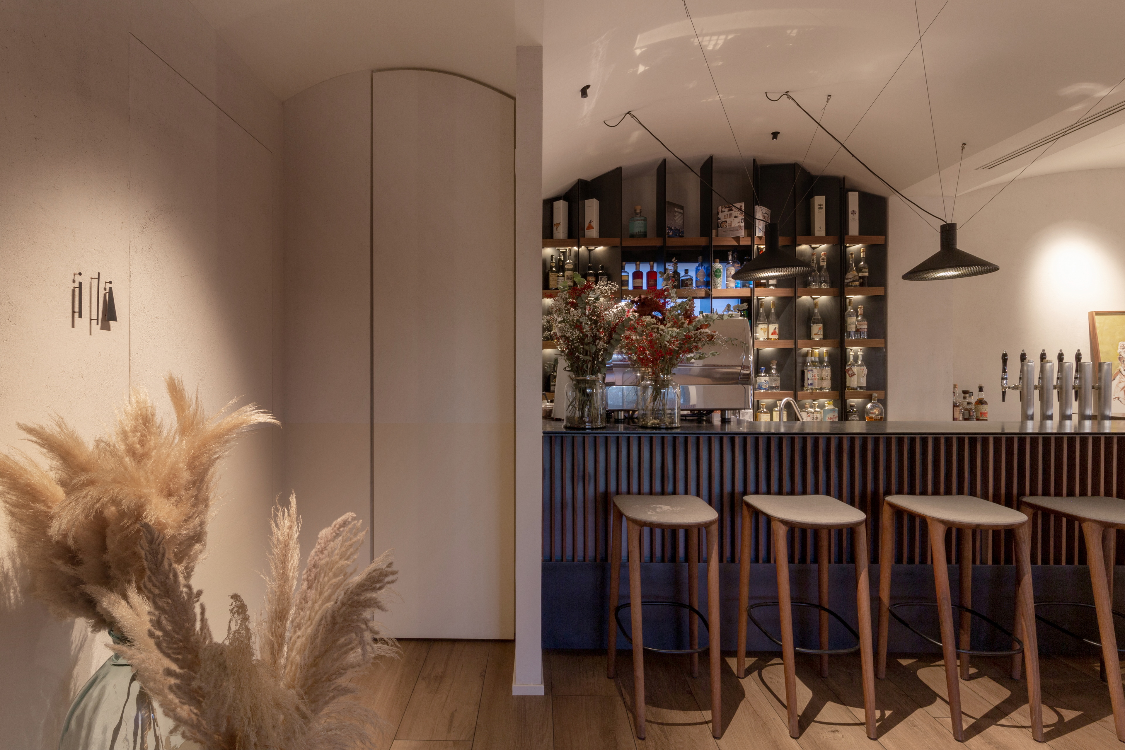 Clay paint TerraSilk Structured Custom color applied to the walls of the Locanda Remare restaurant and hotel in Cesenatico. Project by Francesco Gasperini, photo by Angelo CIccolo